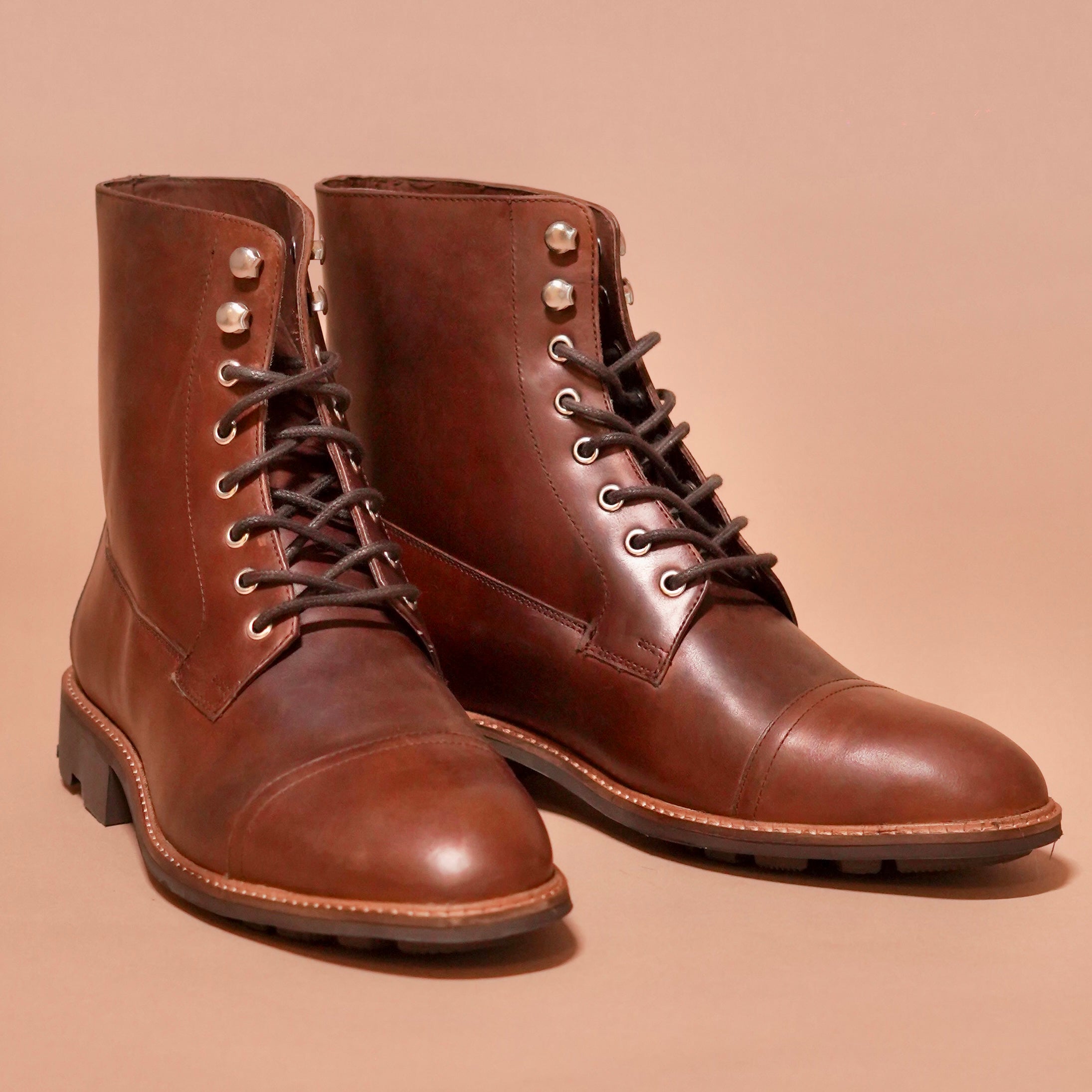 Close-up of dual-tone oil pull-up leather on Sprazzo Welto Chocro