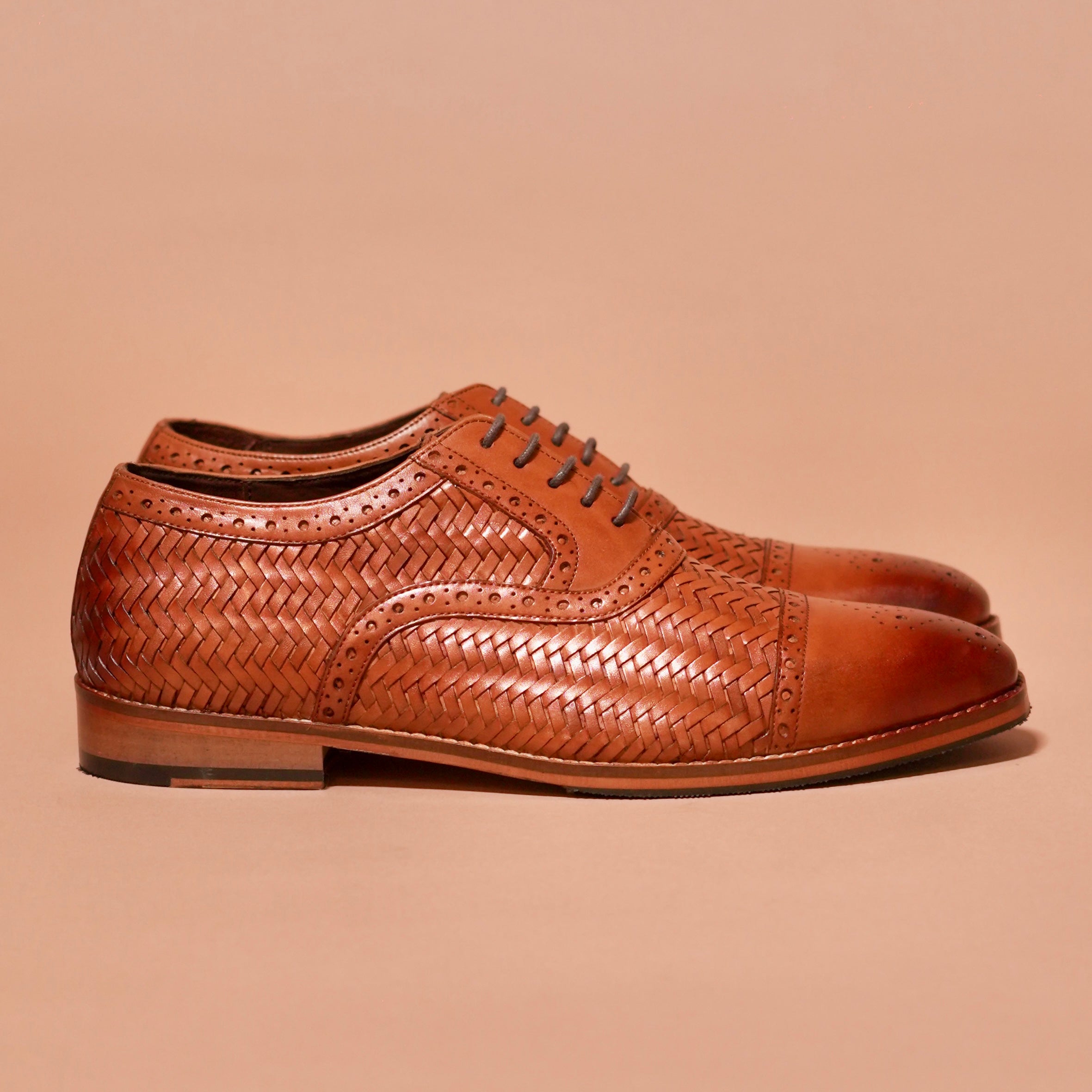 Side view of Capto Tesso Bruno showing tan patina and woven detail