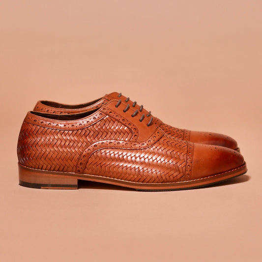 Side view of Capto Tesso Bruno showing tan patina and woven detail