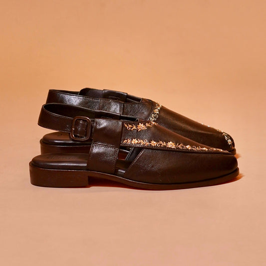 Leather sandal with edge embroidery