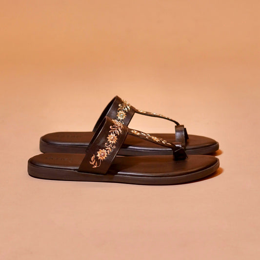 Toe-ring sandal with embroidery