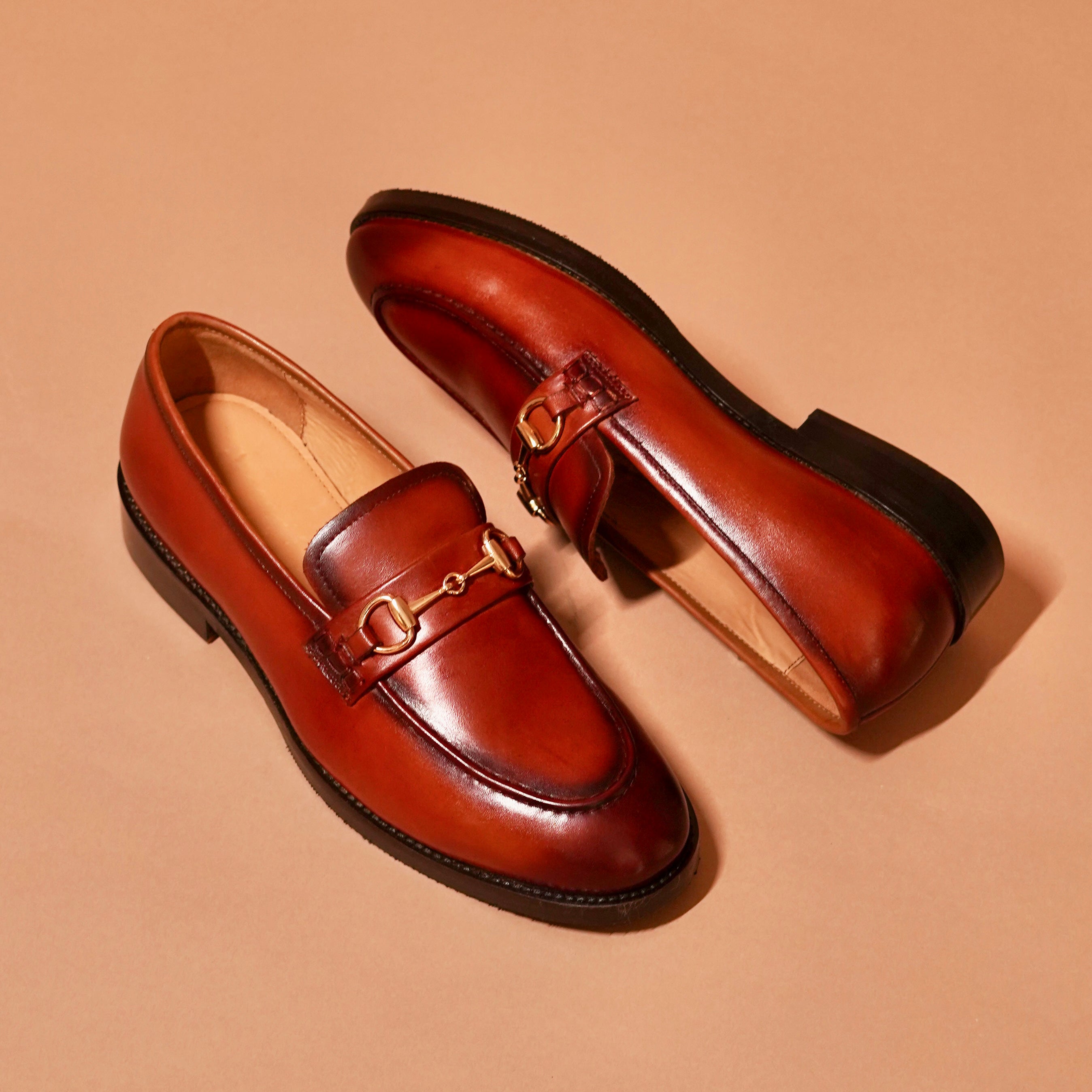 Close-up of full-grain leather texture and cushioned insole on Moccasino Fibio Bruno