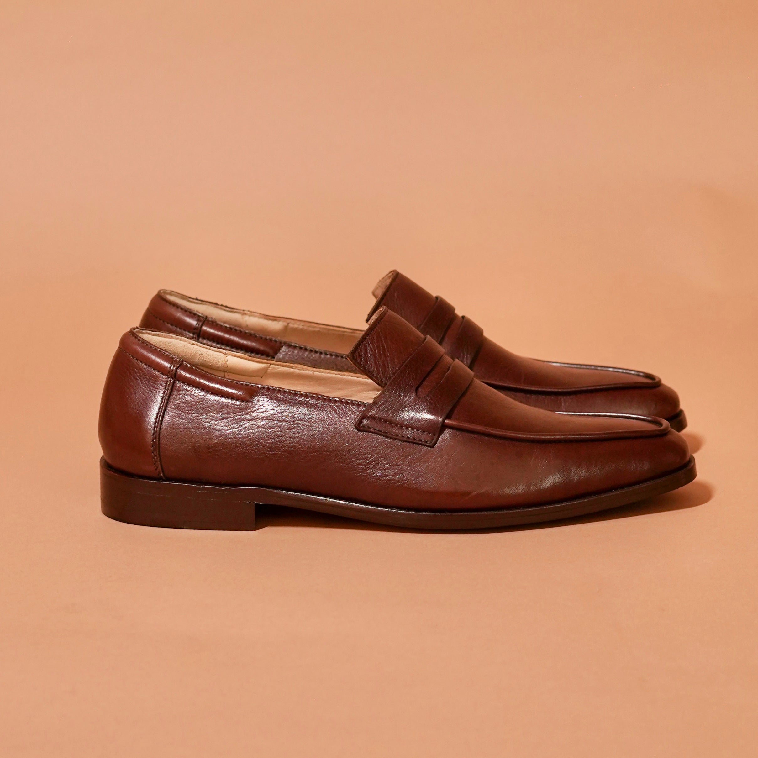 Side view of Soavo Piazzo showcasing textured leather and almond toe