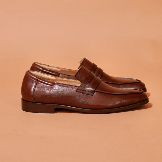 Side view of Soavo Piazzo showcasing textured leather and almond toe