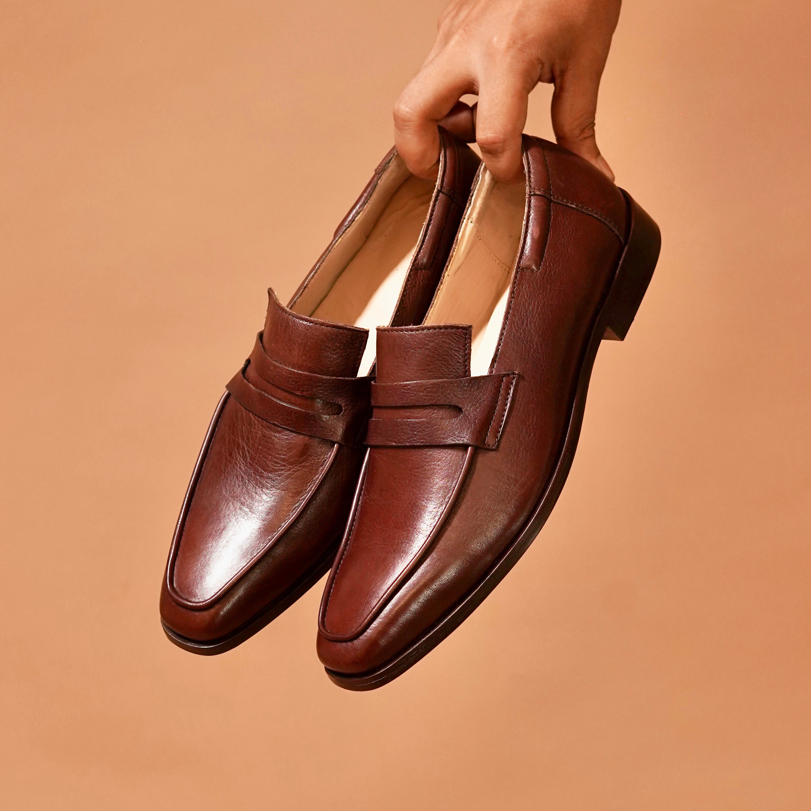 Top angle of Soavo Piazzo with penny band detail and brown finish