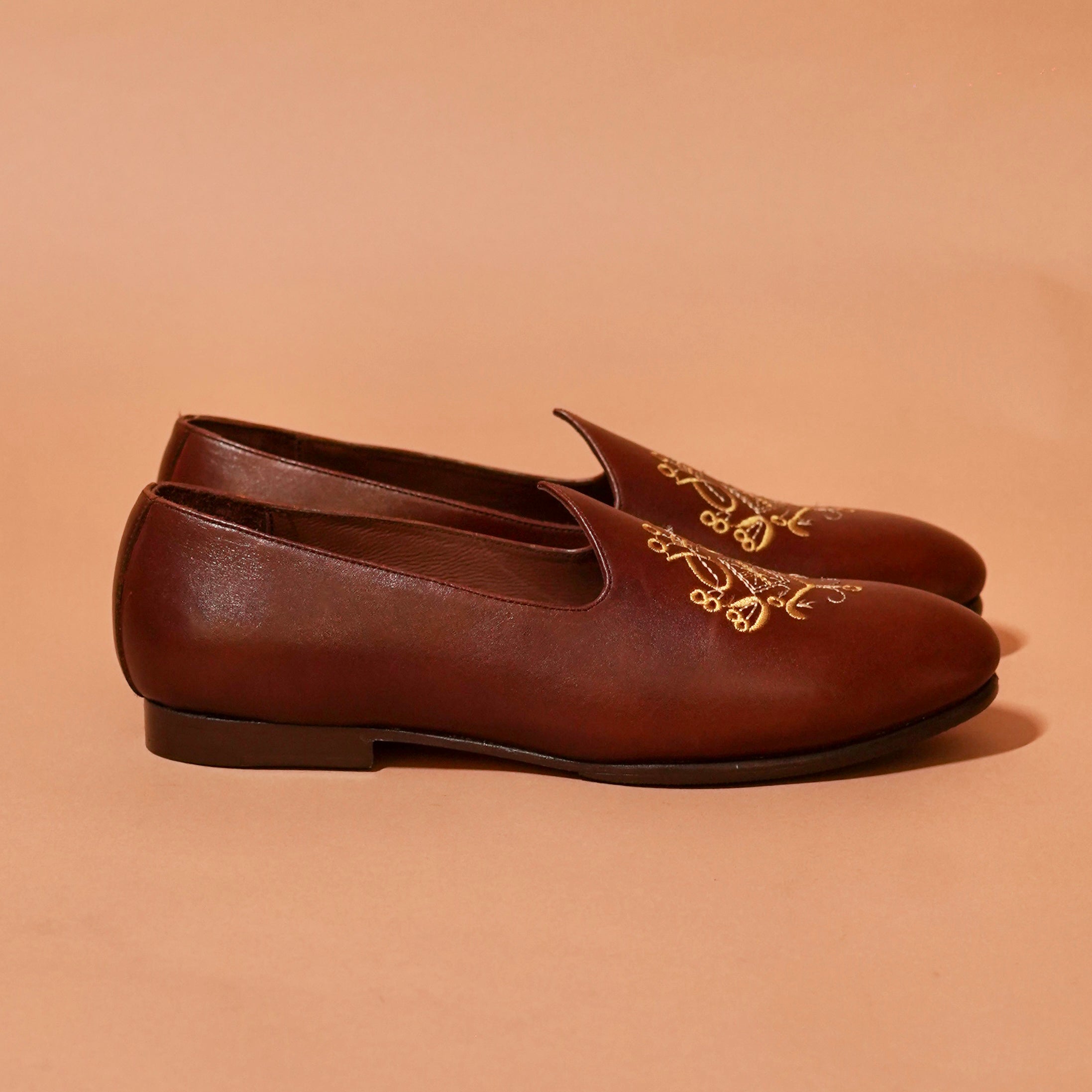 Side angle of Ethnico Ricamo Bruno Mojari showing golden embroidery on brown leather