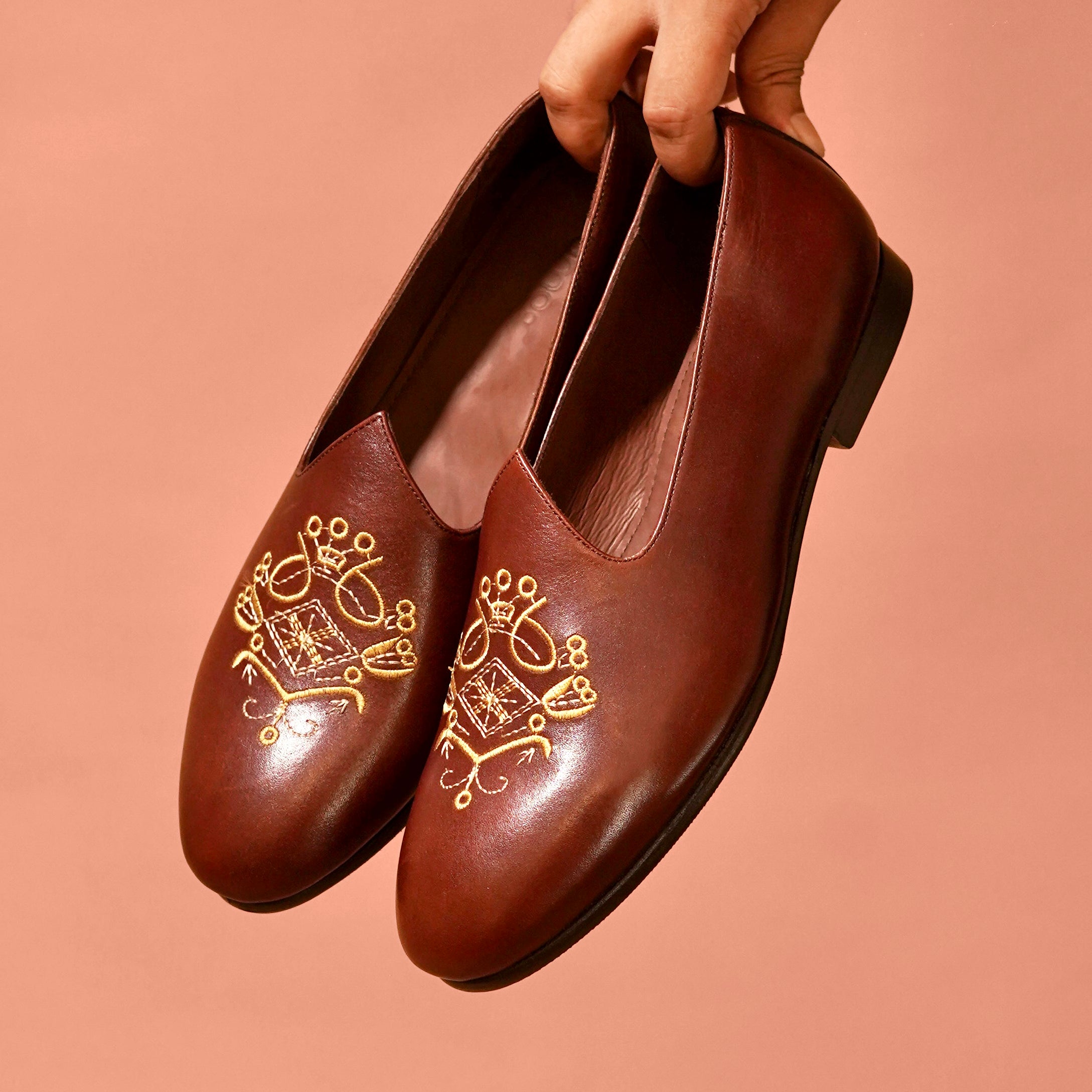 Ethnico Ricamo Bruno | Embroidered brown leather mojris