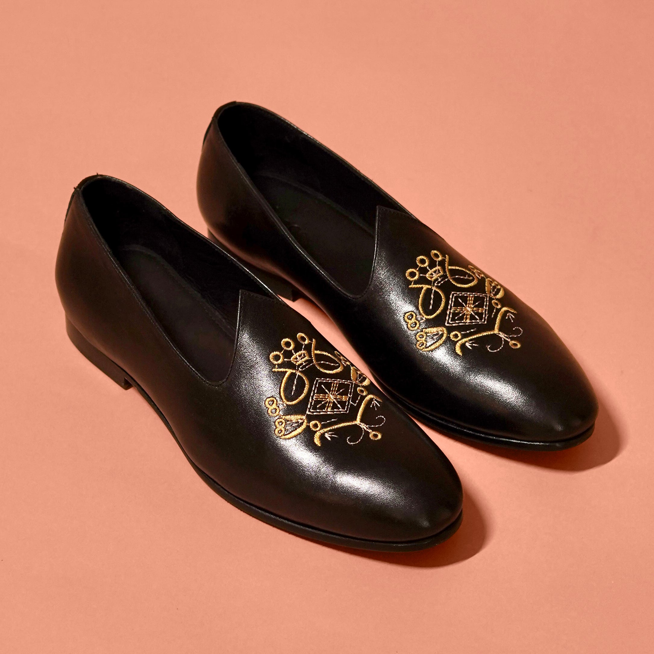 Ethnico Ricamo Nero | Embroidered black leather mojris