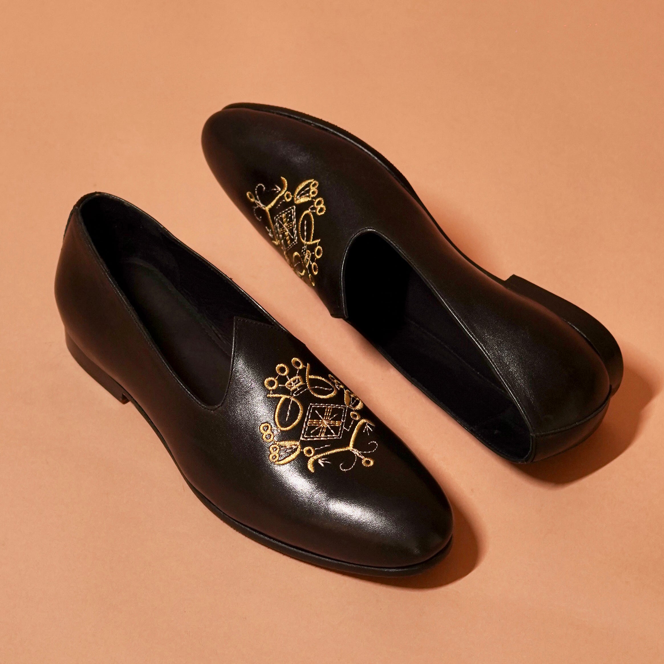 Top angle of Ricamo Nero with almond toe and smooth silhouette