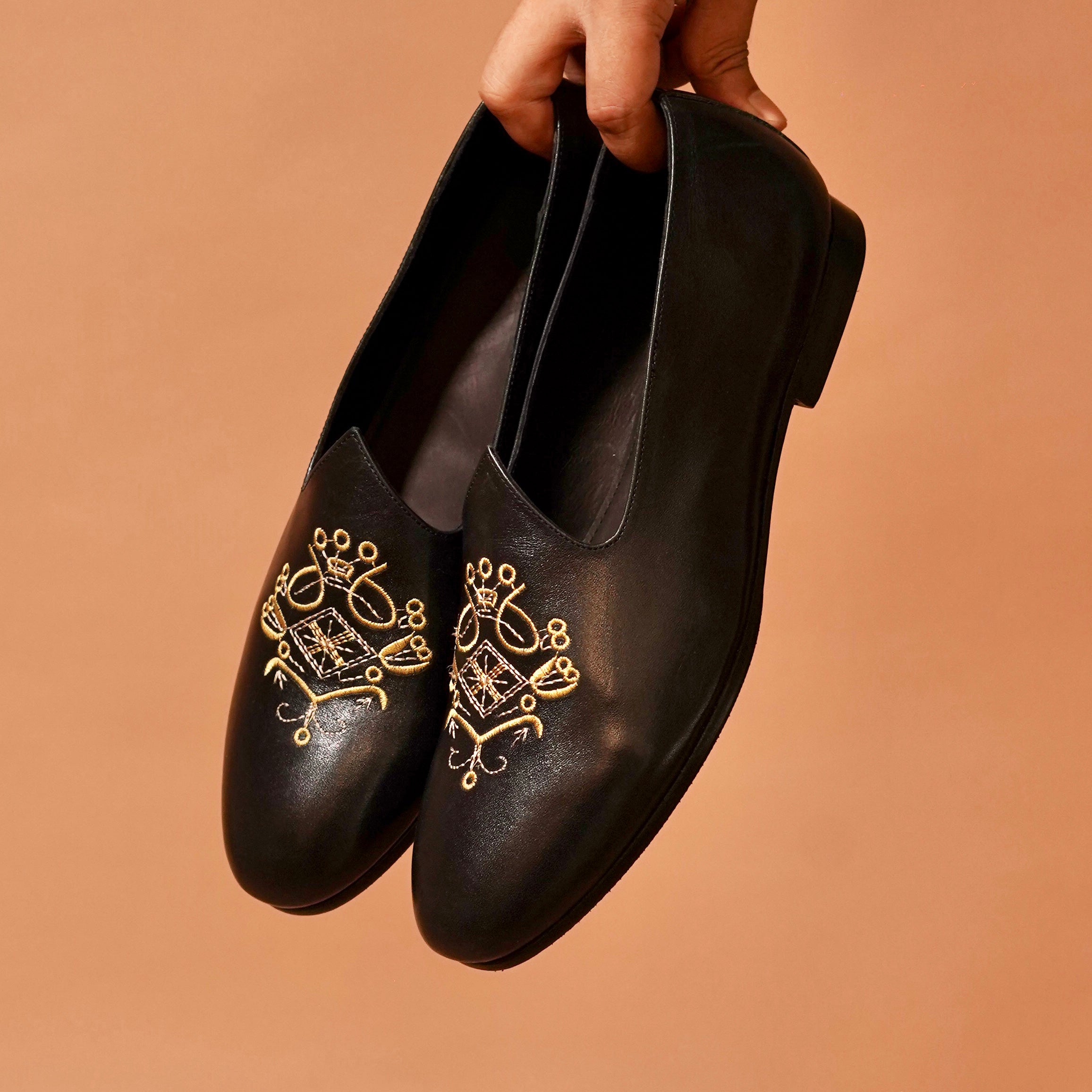 Close-up of handcrafted zardozi pattern on Ethnico Ricamo Nero Mojari