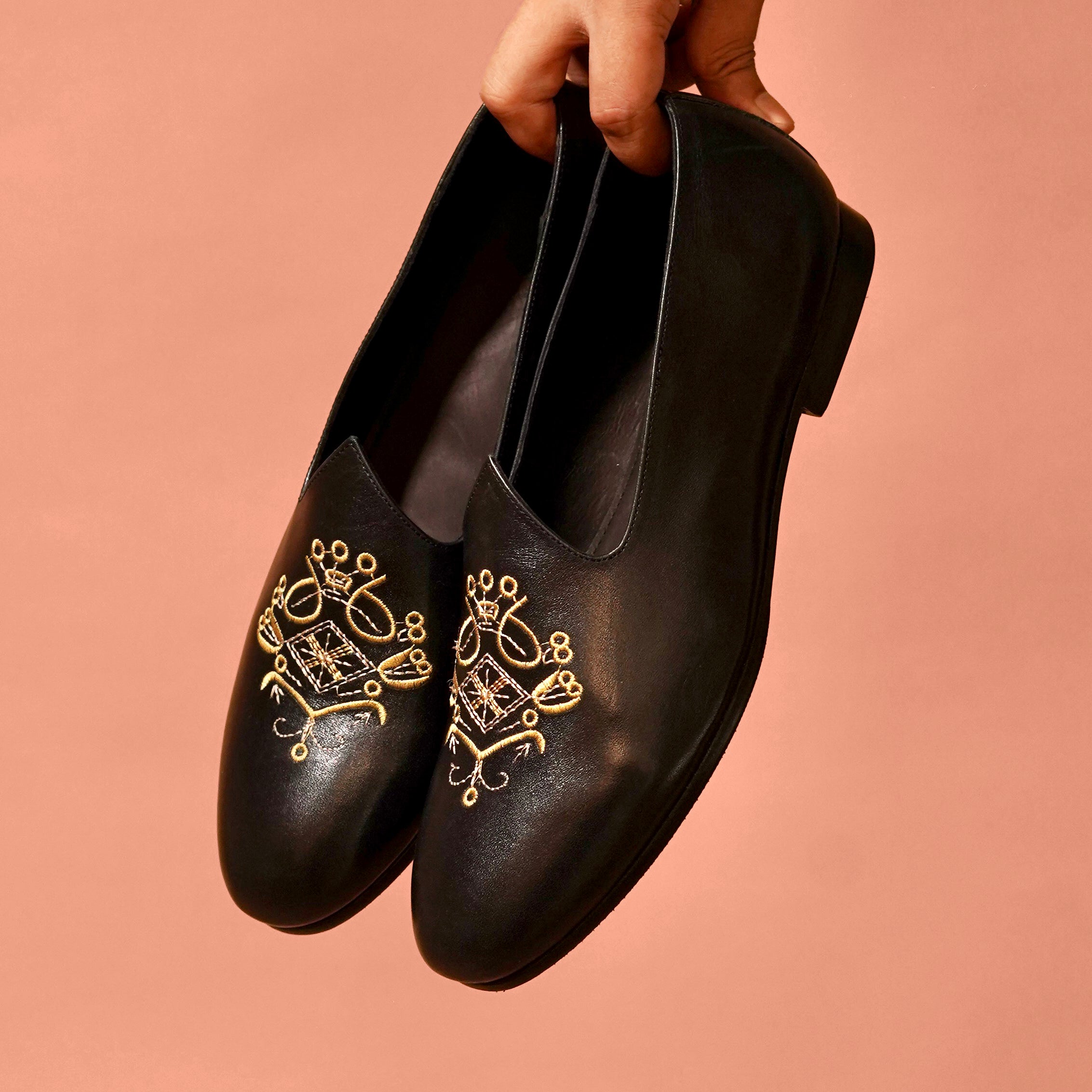 Ethnico Ricamo Nero | Embroidered black leather mojris