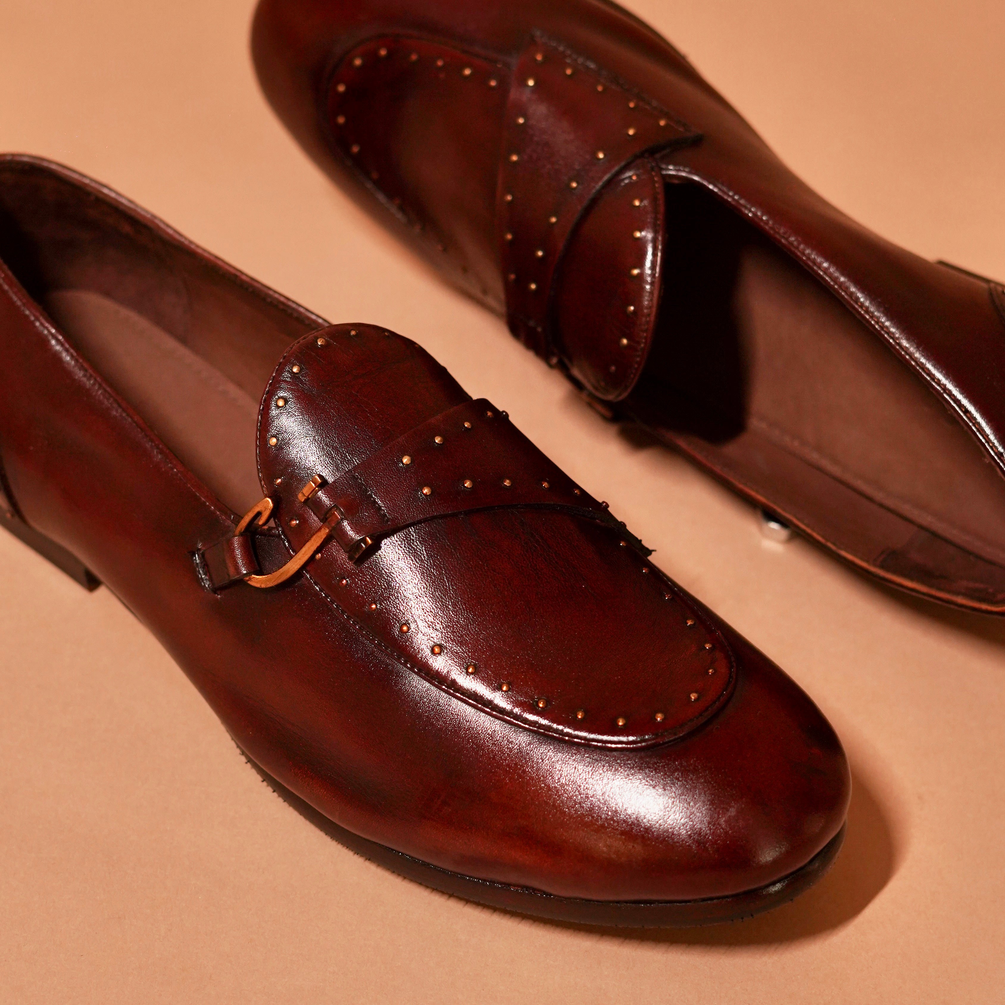 Close-up of hand-finished leather and rivet texture on Motivo Marrone Riveto