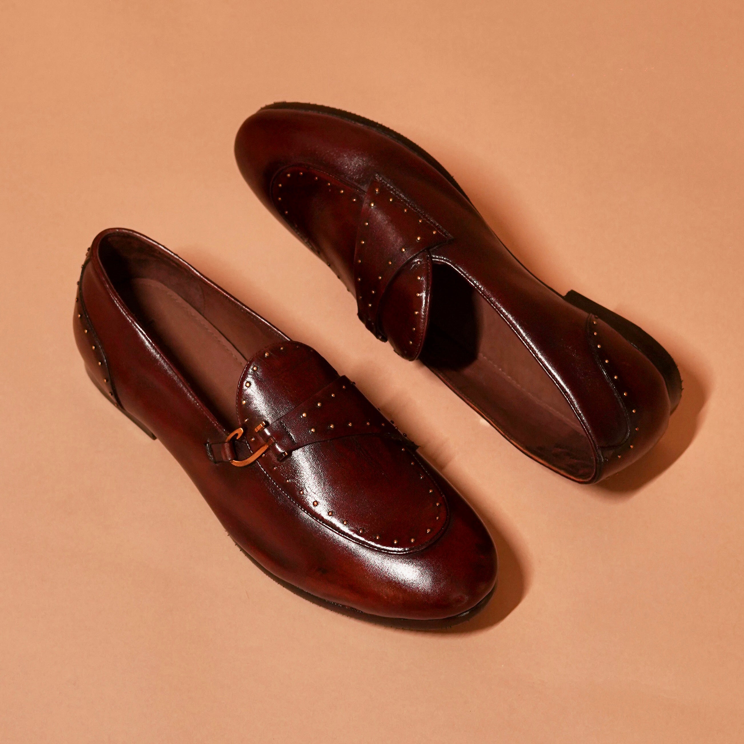 Side view of Motivo Marrone Riveto featuring gold rivet detailing and buckle