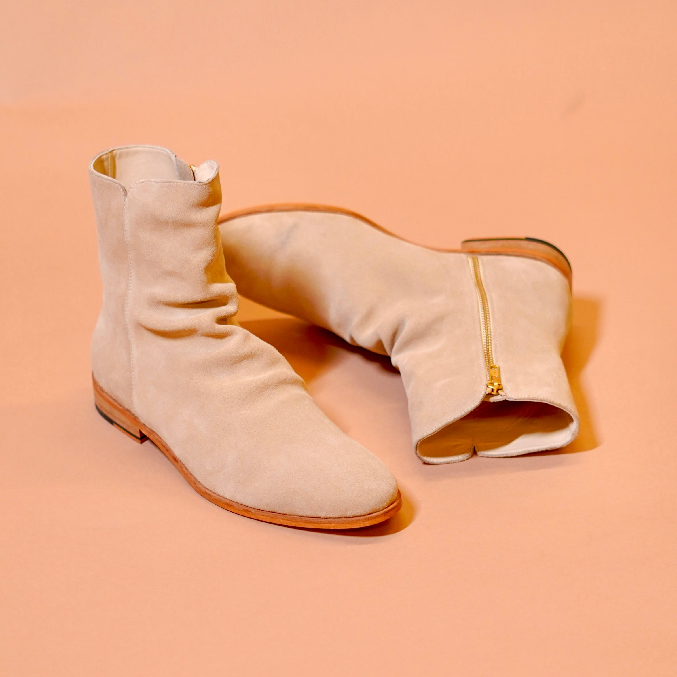 Side zipper suede boots