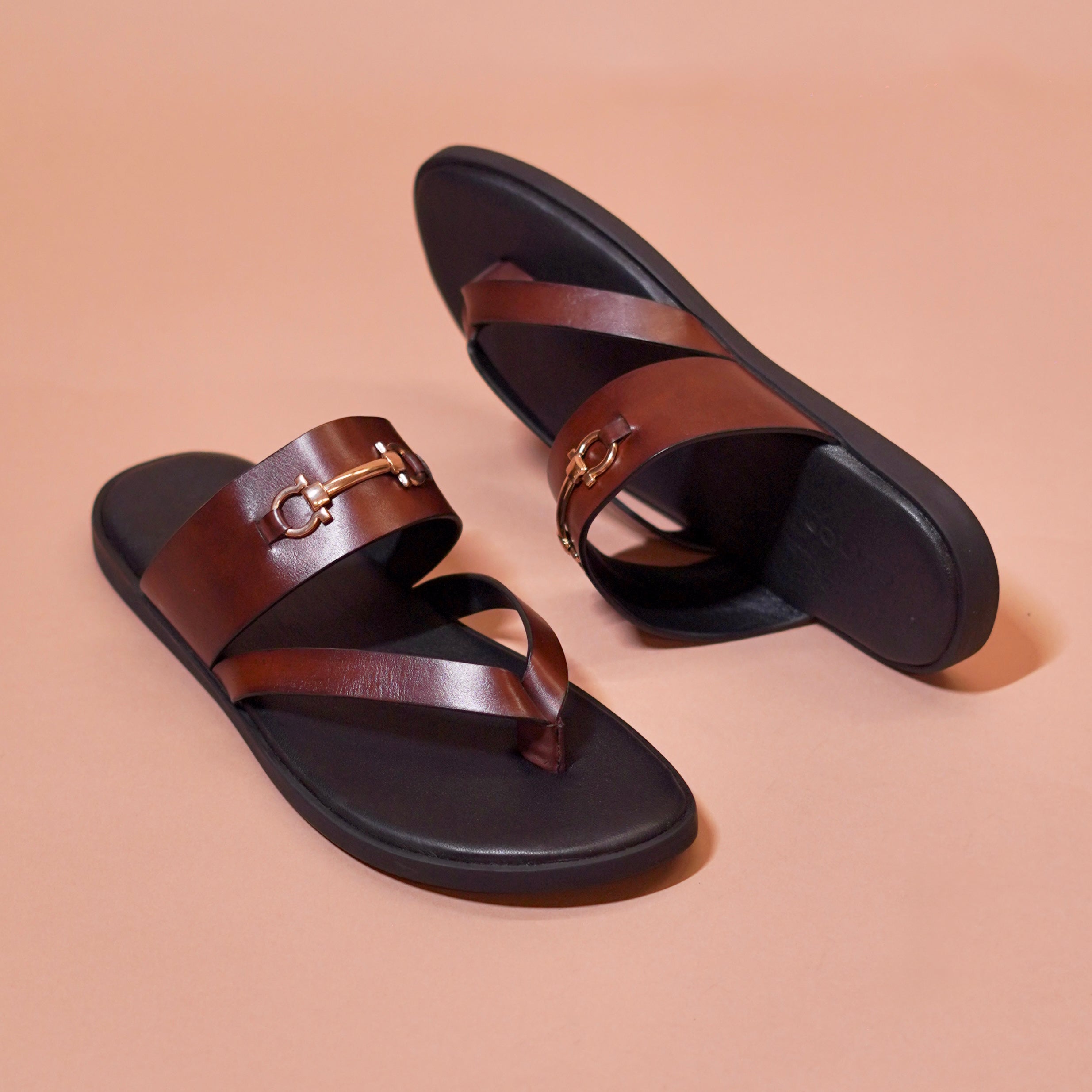 Pelle Fibio Bruno | Brown horsebit buckle leather chappals