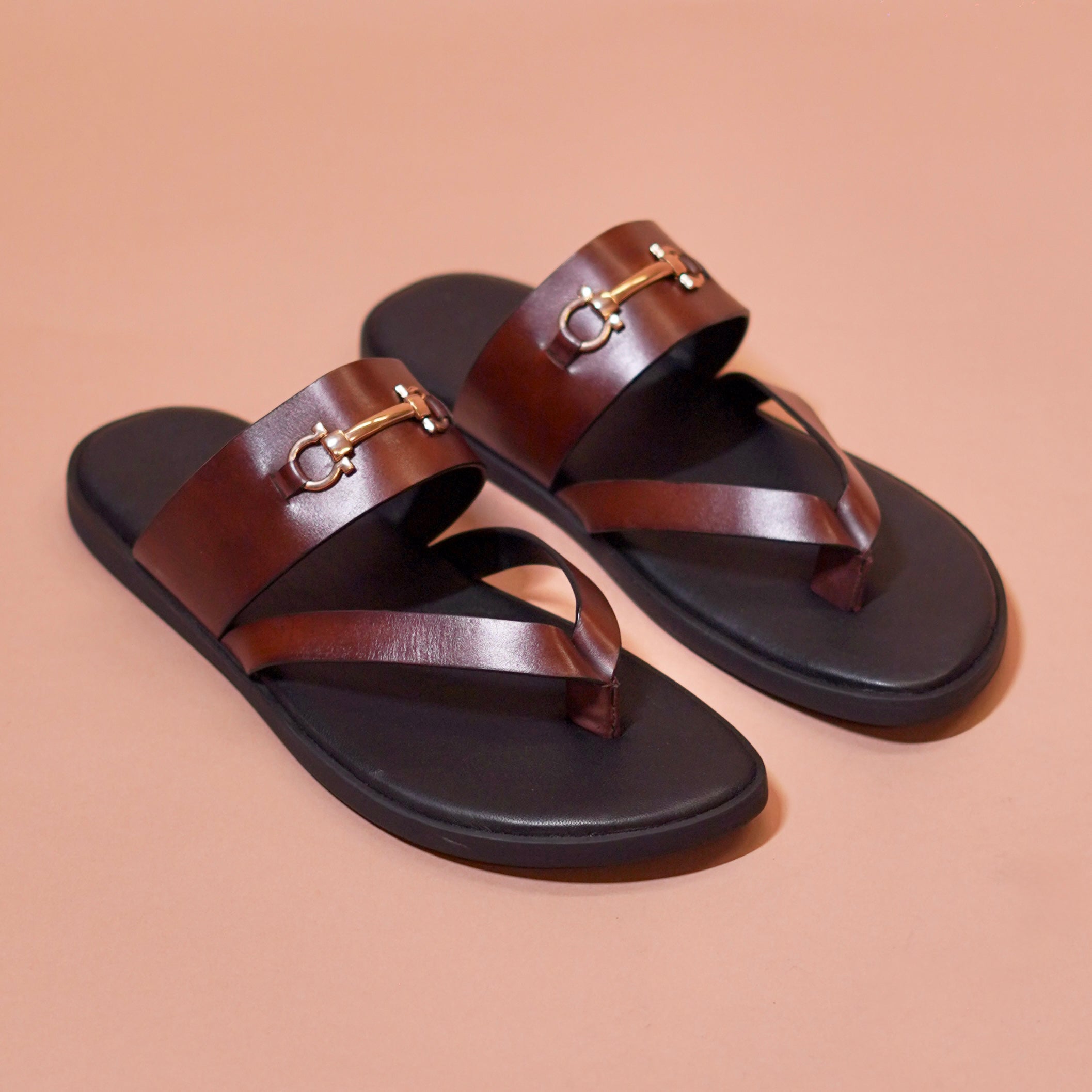Pelle Fibio Bruno | Brown horsebit buckle leather chappals
