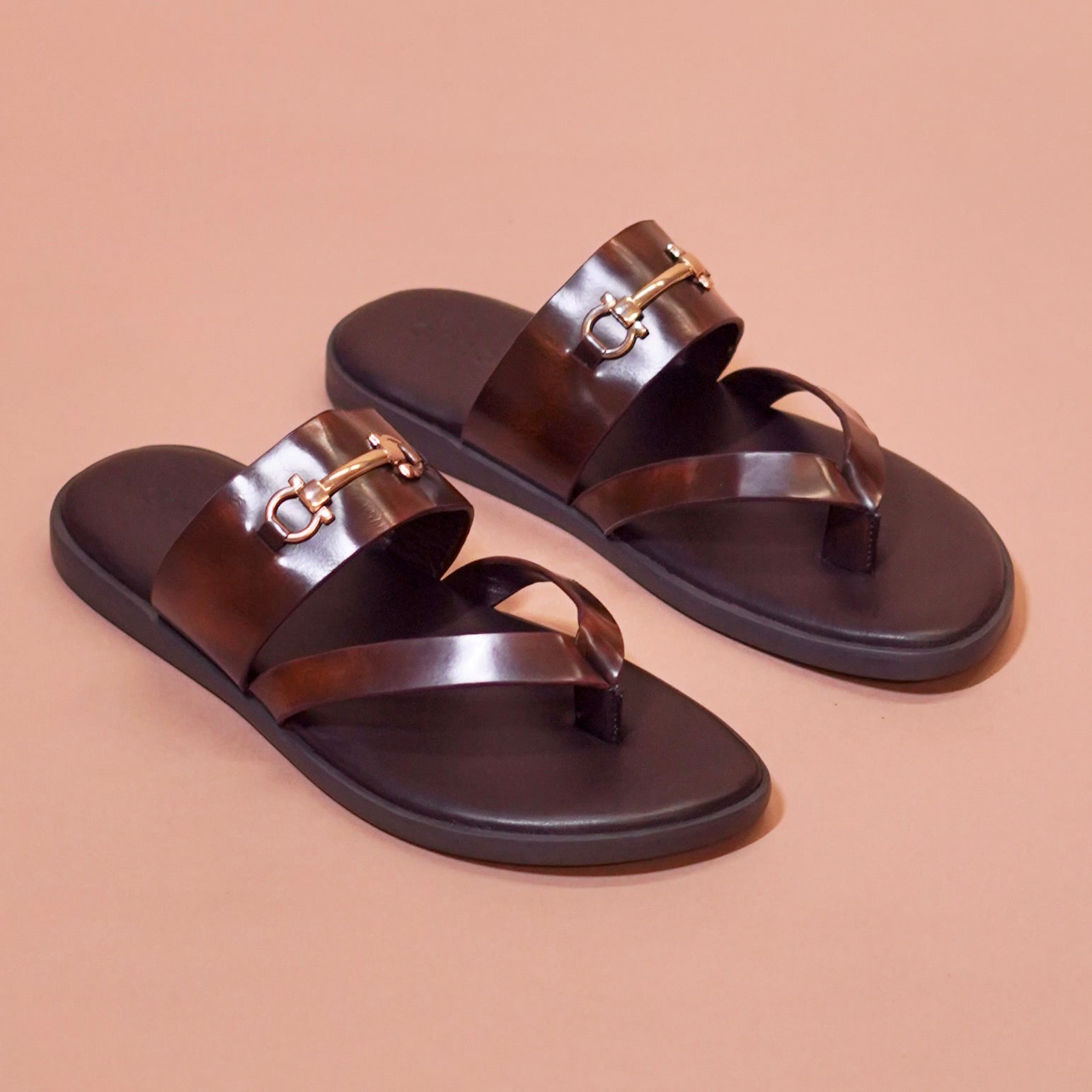 Pelle Fibio Chocro | Horsebit buckle shiny brown leather chappal
