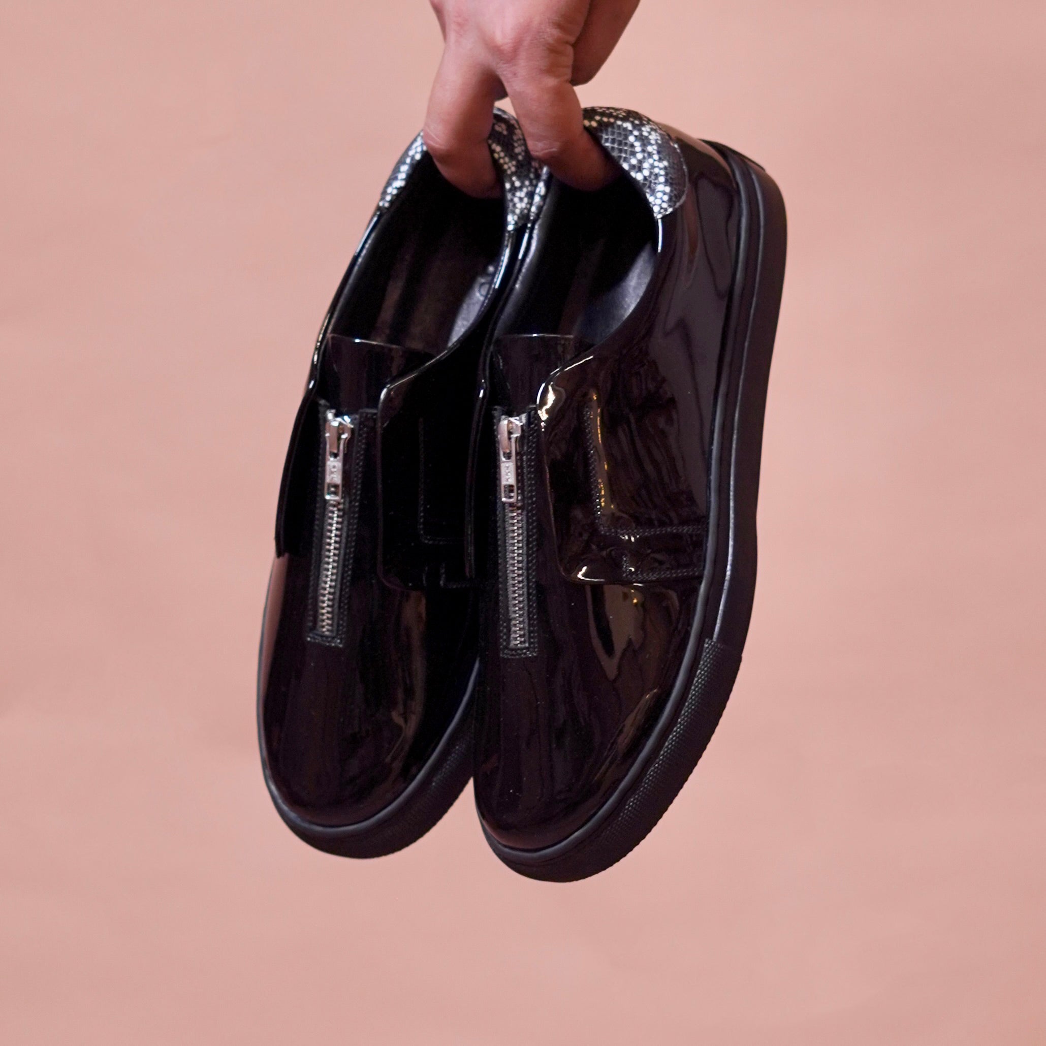 Pigro Lustro | Black patent leather zip-up sneakers