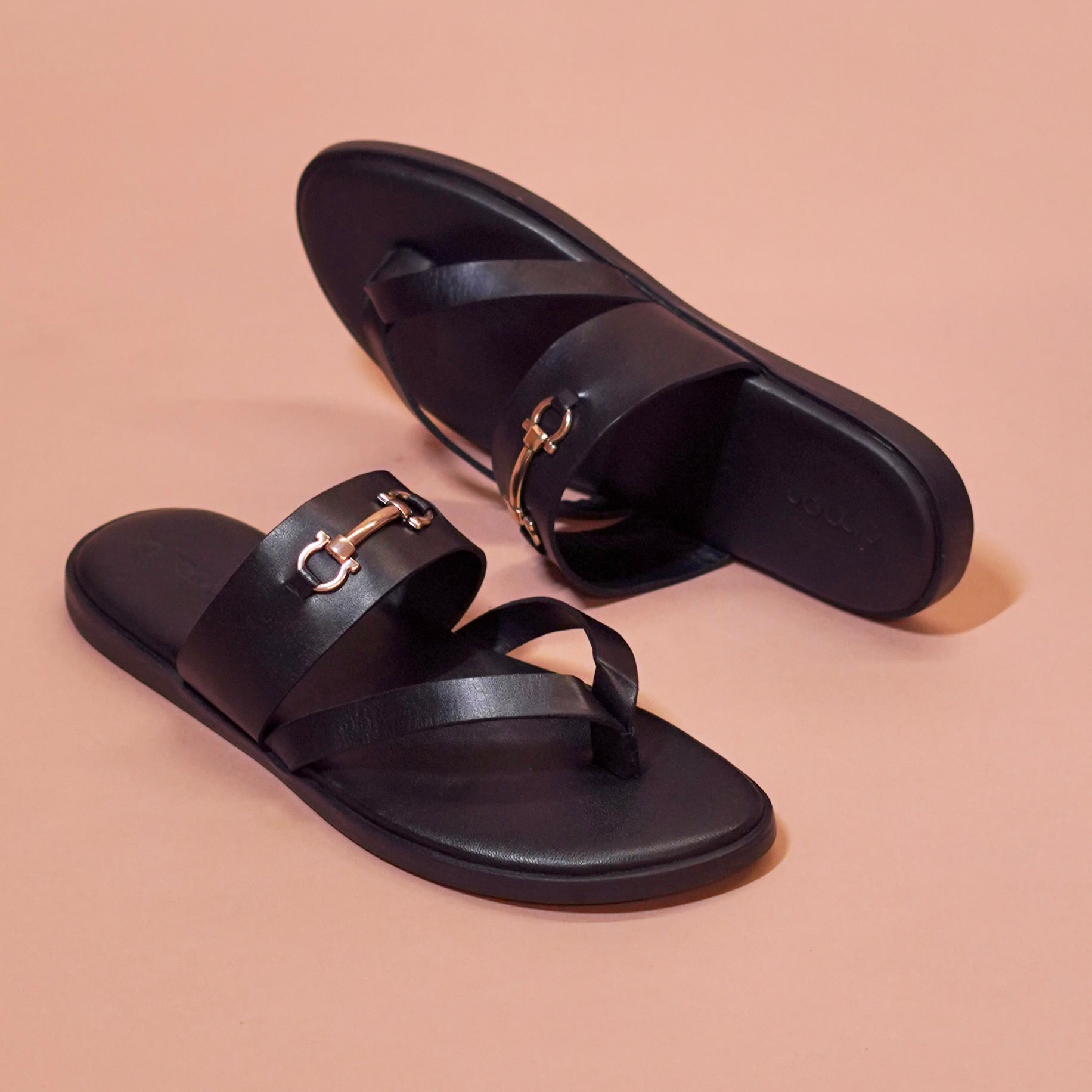 Pelle Fibio | Horsebit buckle leather chappals