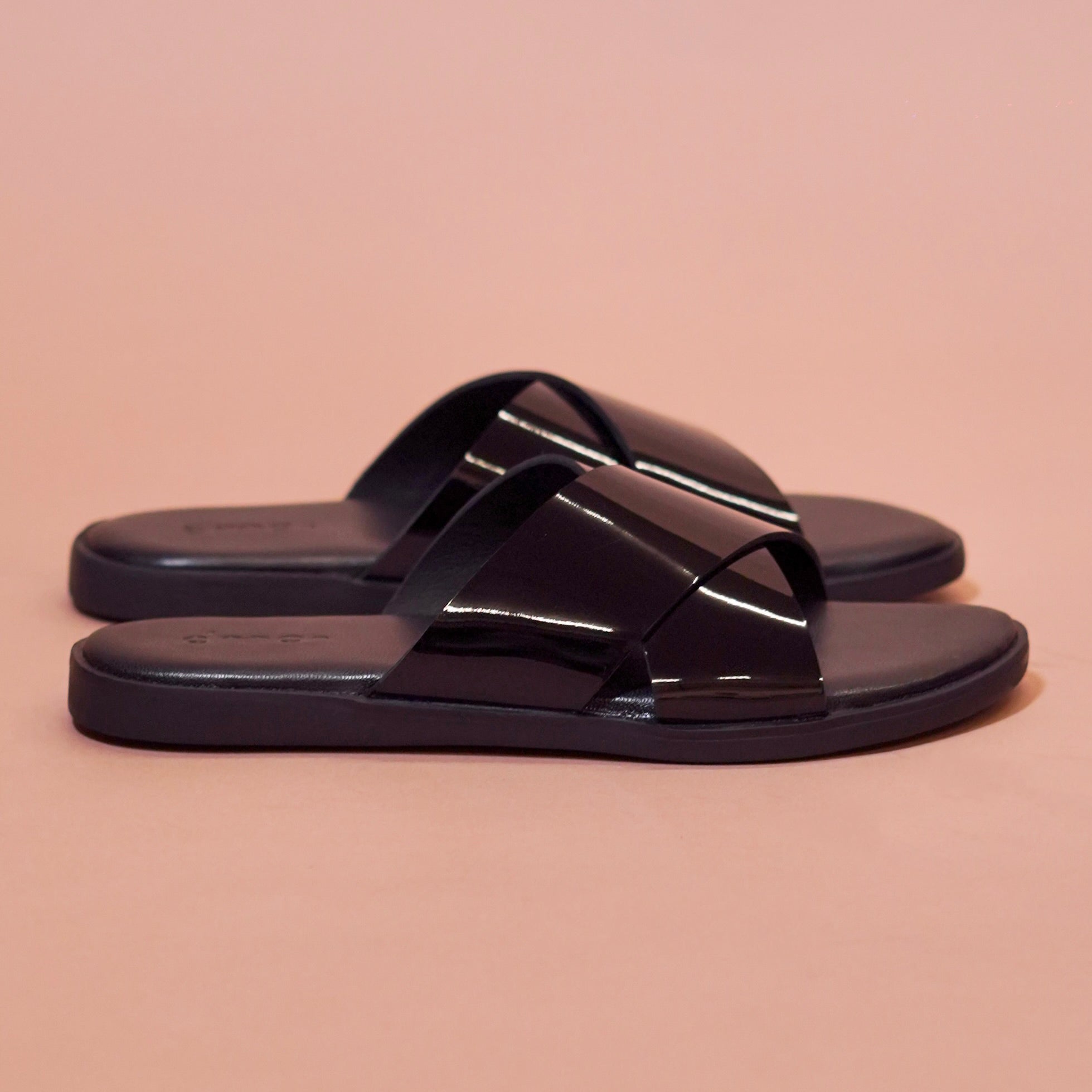 Pelle Lustro | Black patent leather chappals