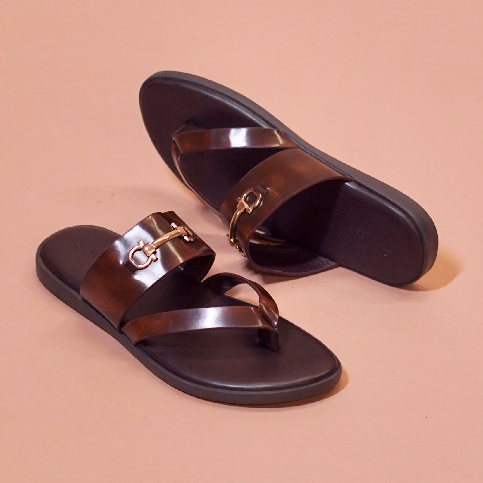 Pelle Fibio Chocro | Horsebit buckle shiny brown leather chappal