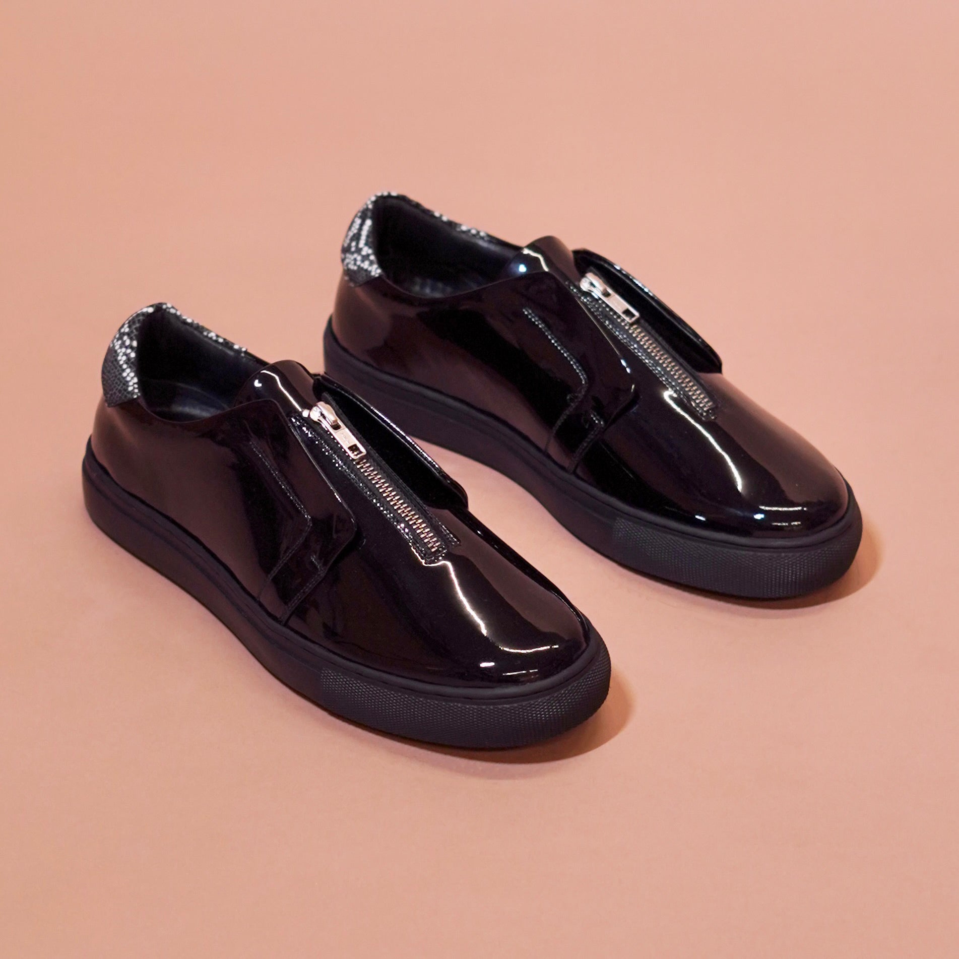 Pigro Lustro | Black patent leather zip-up sneakers
