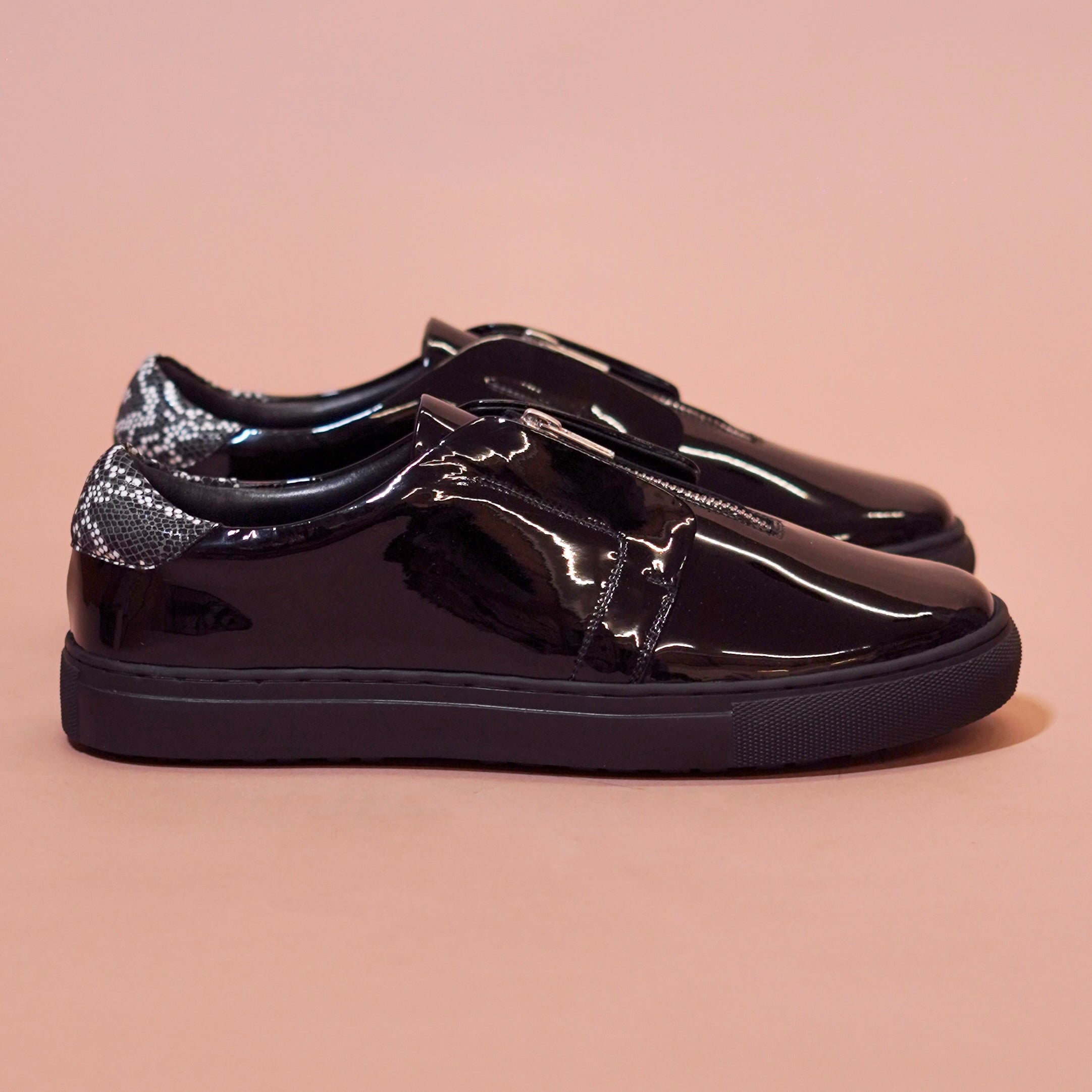 Pigro Lustro | Black patent leather zip-up sneakers