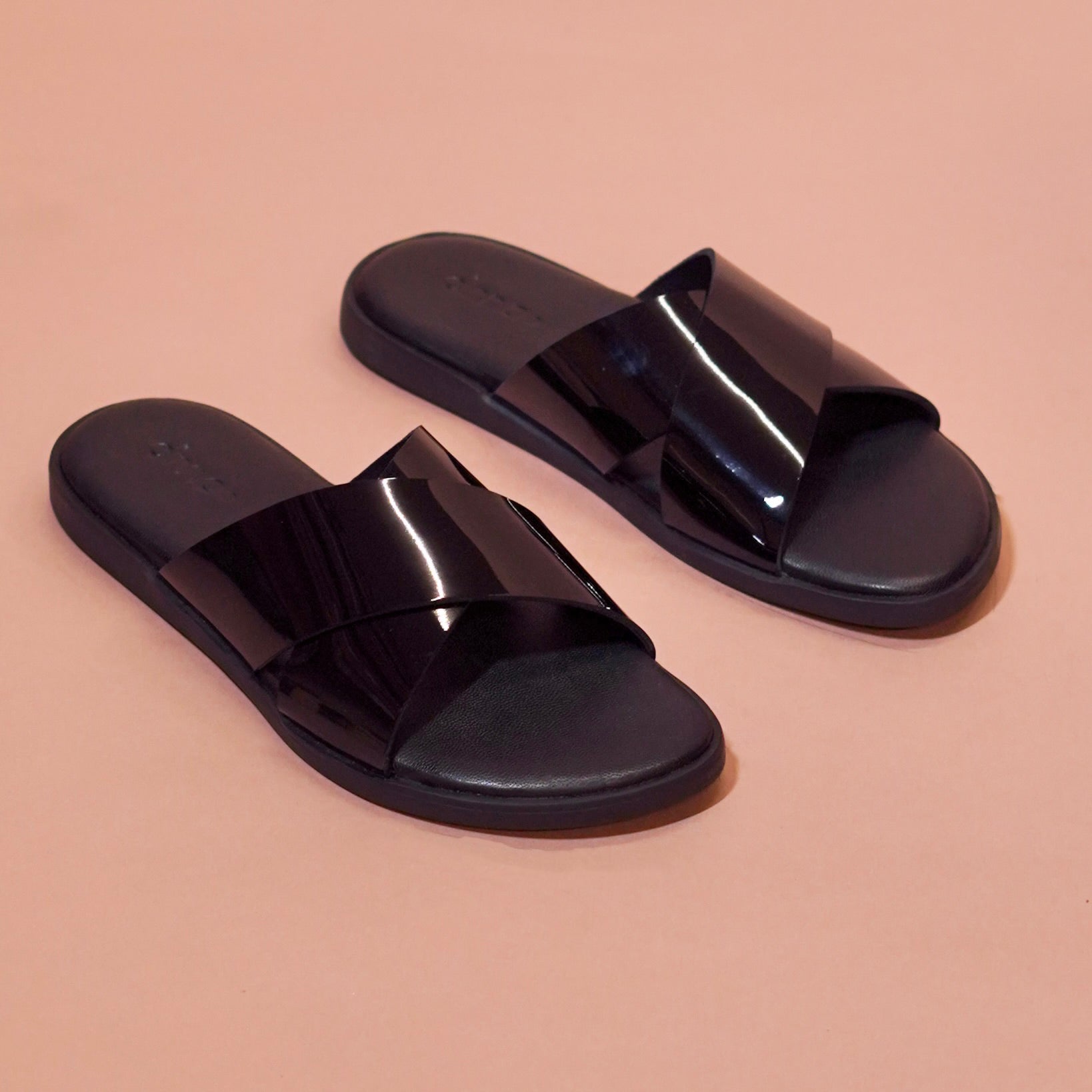 Pelle Lustro | Black patent leather chappals