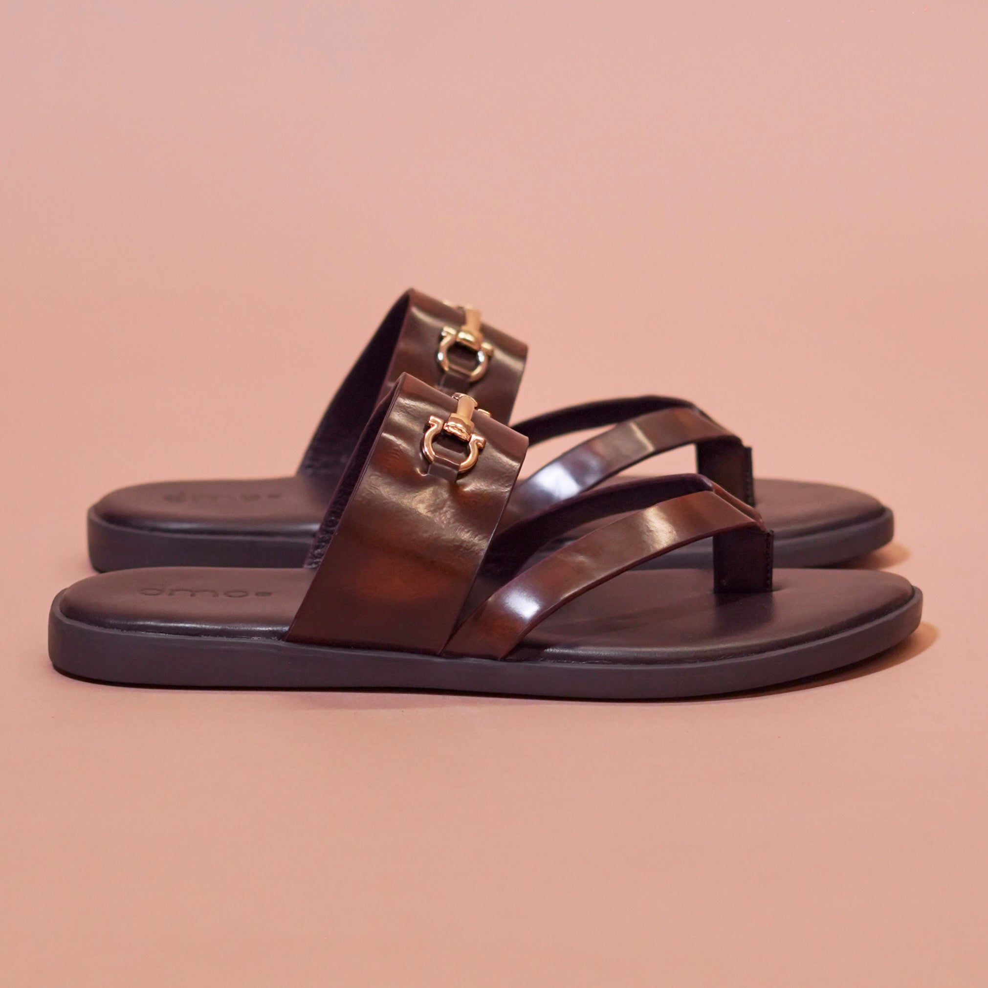 Pelle Fibio Chocro | Horsebit buckle shiny brown leather chappal