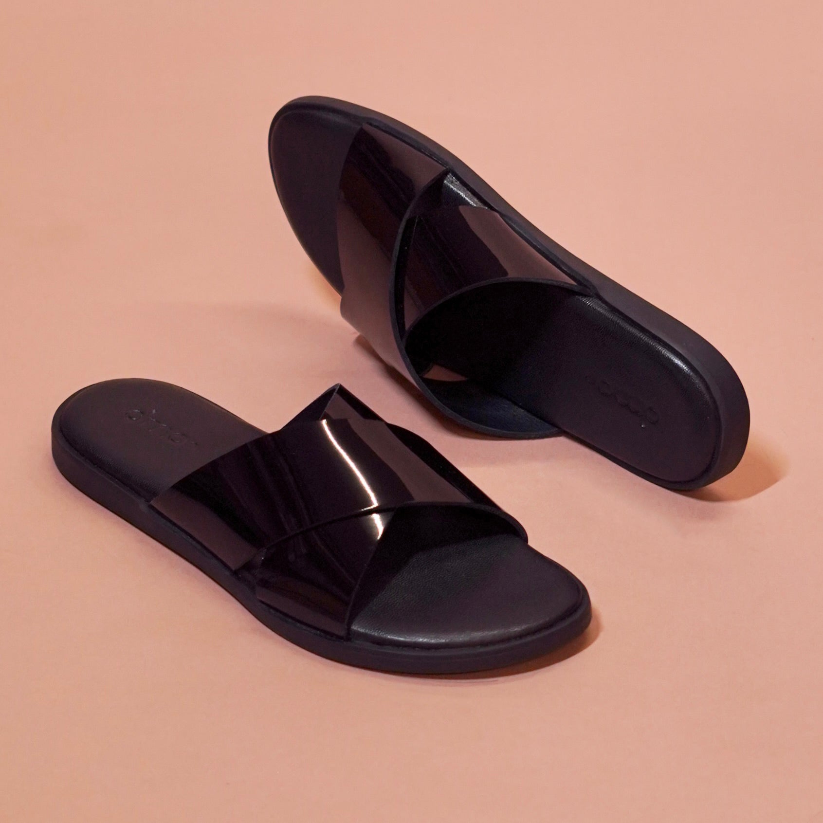 Pelle Lustro | Black patent leather chappals