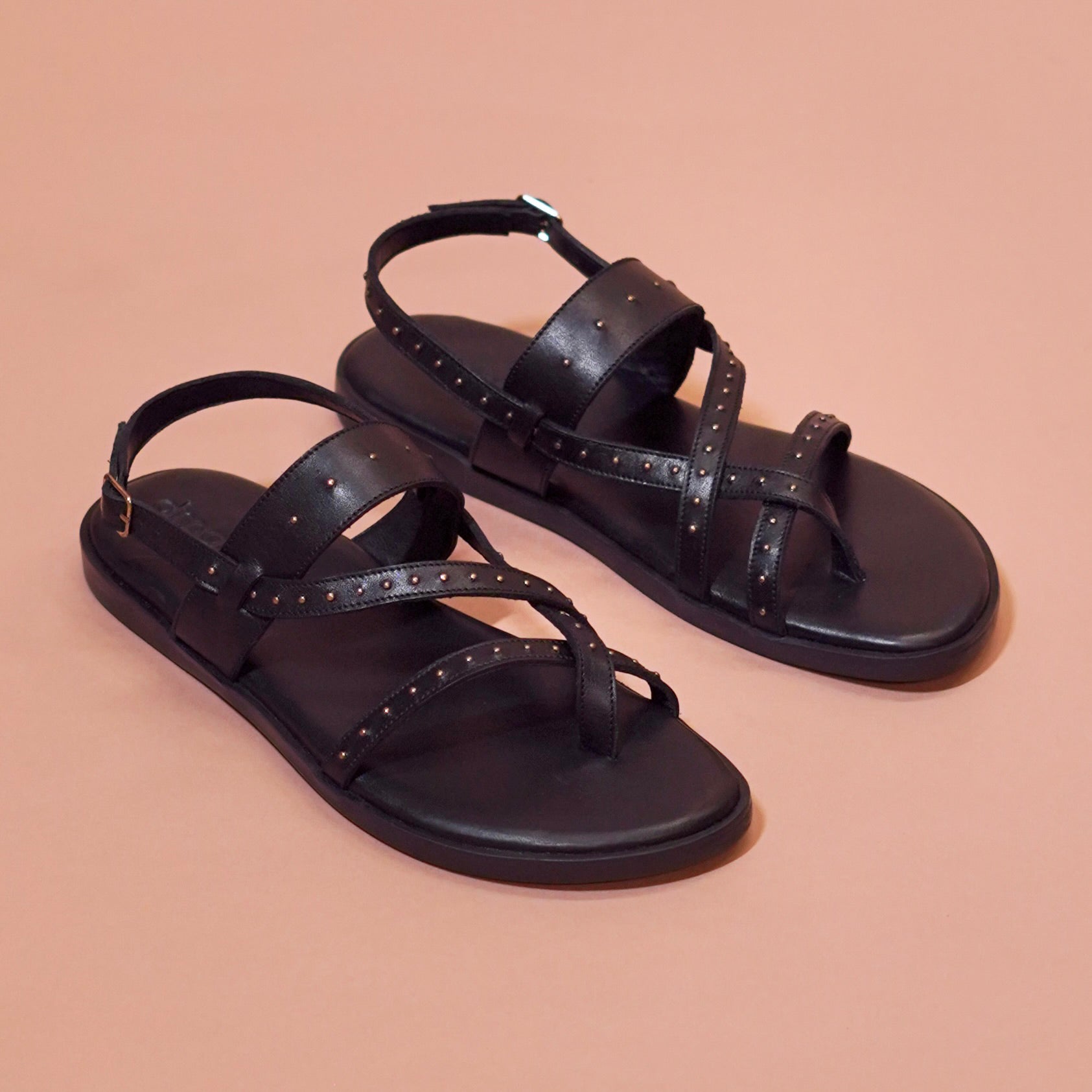 Pelle Nero Riveto | Black full-grain leather sandals