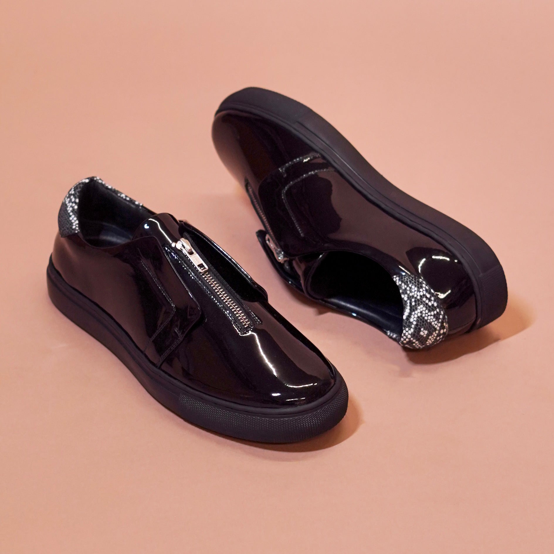 Pigro Lustro | Black patent leather zip-up sneakers