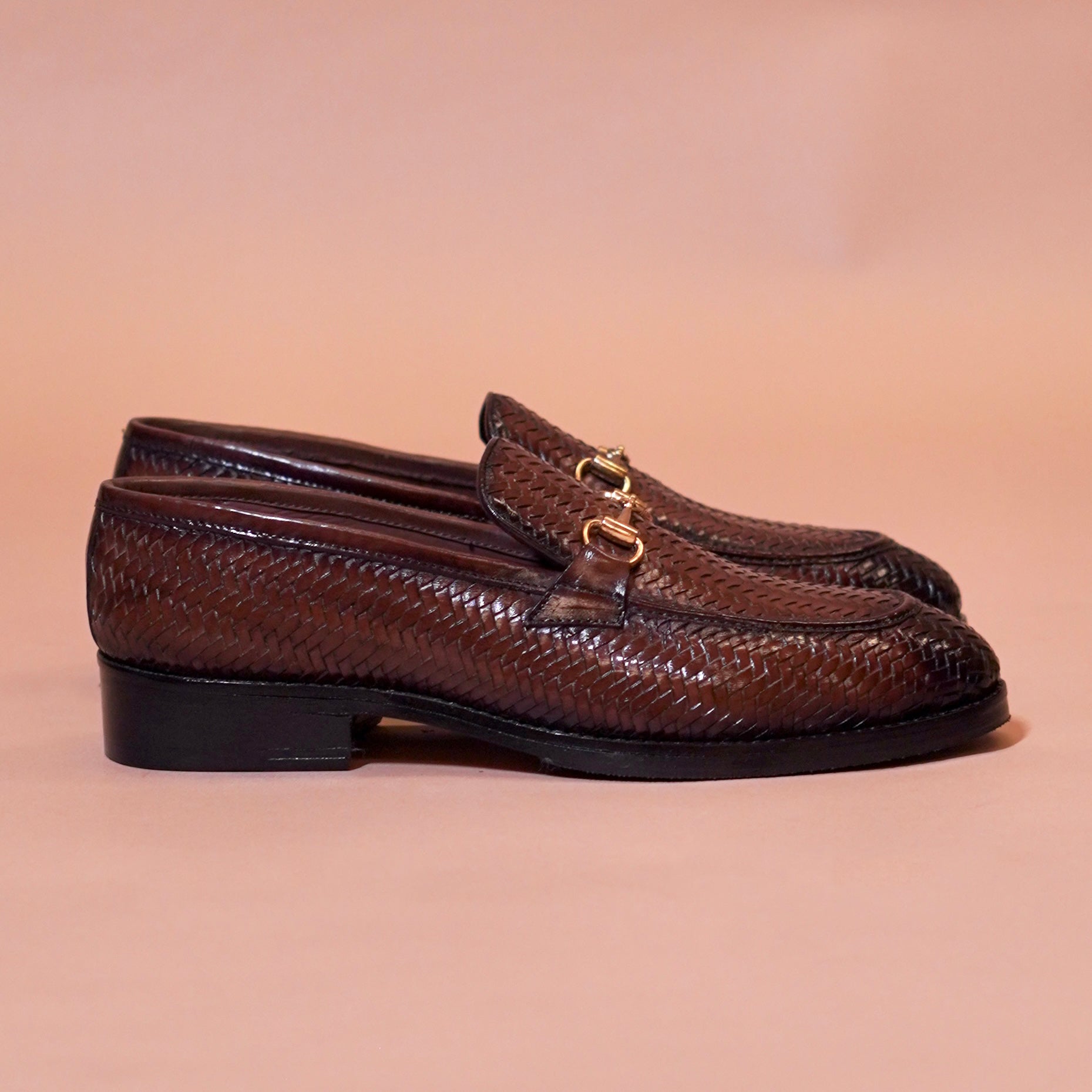 Woven leather loafer for men with golden hardware – side profile