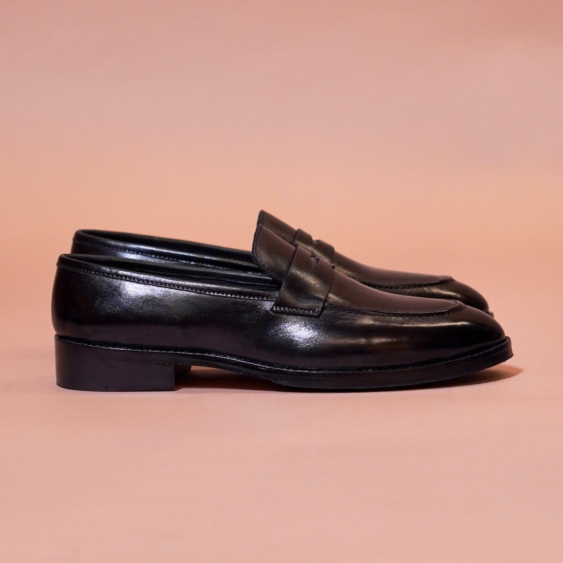 Nero Scuro black loafer with classic penny strap – side view