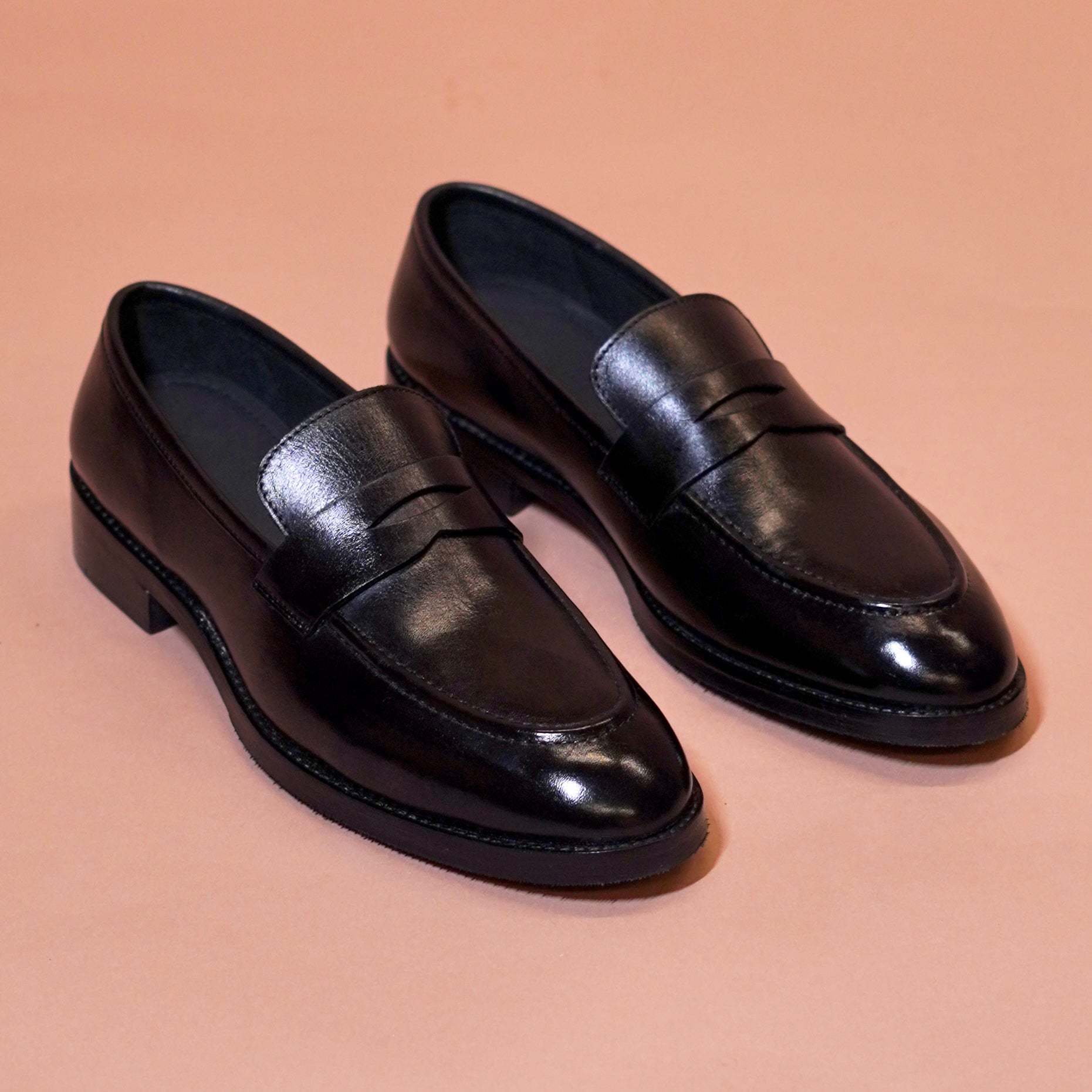 Nero Scuro men's black leather loafer styled for everyday wear
