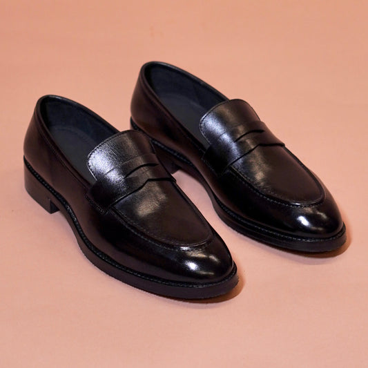 Nero Scuro men's black leather loafer styled for everyday wear