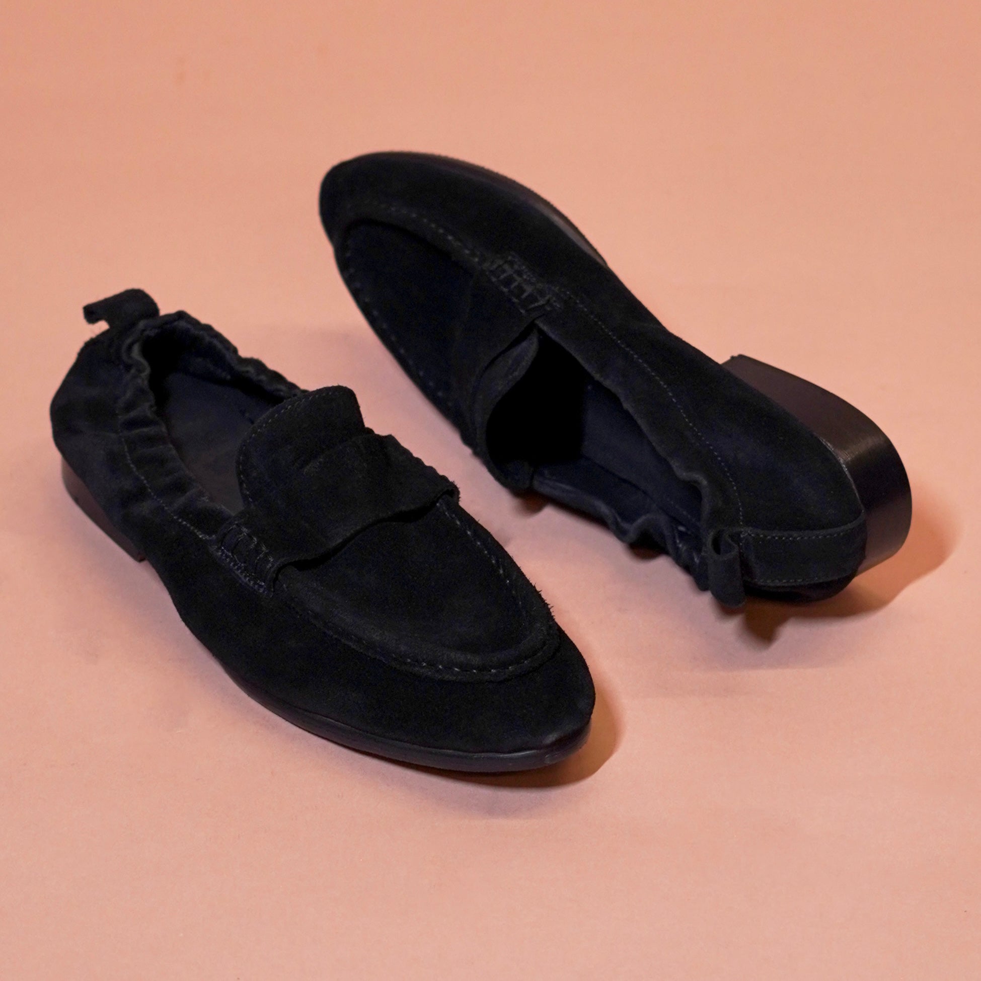 Close-up of black suede upper and loafer detailing on Flexo Scuro
