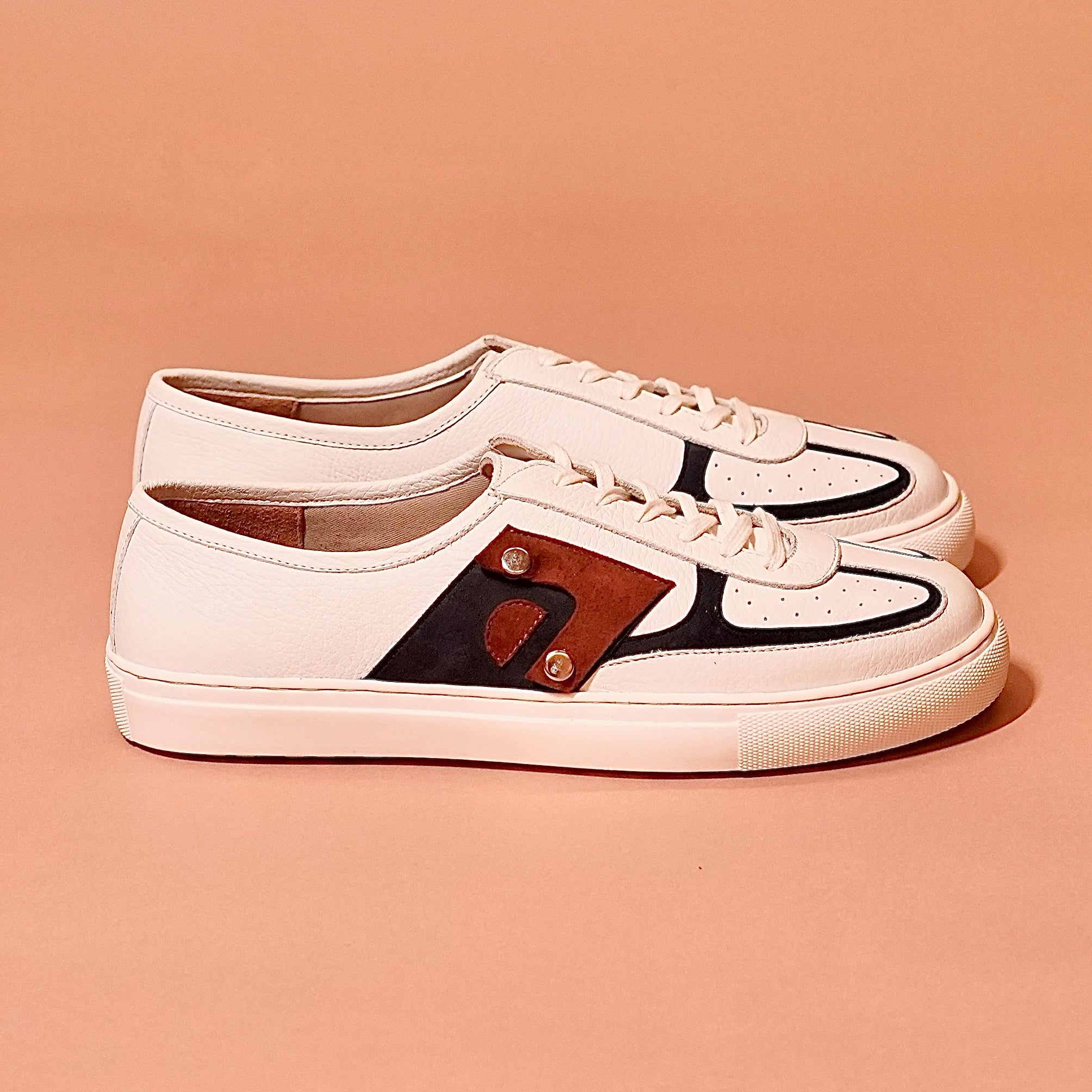 Functional side mini-pocket on Bianco Azzuro white sneaker