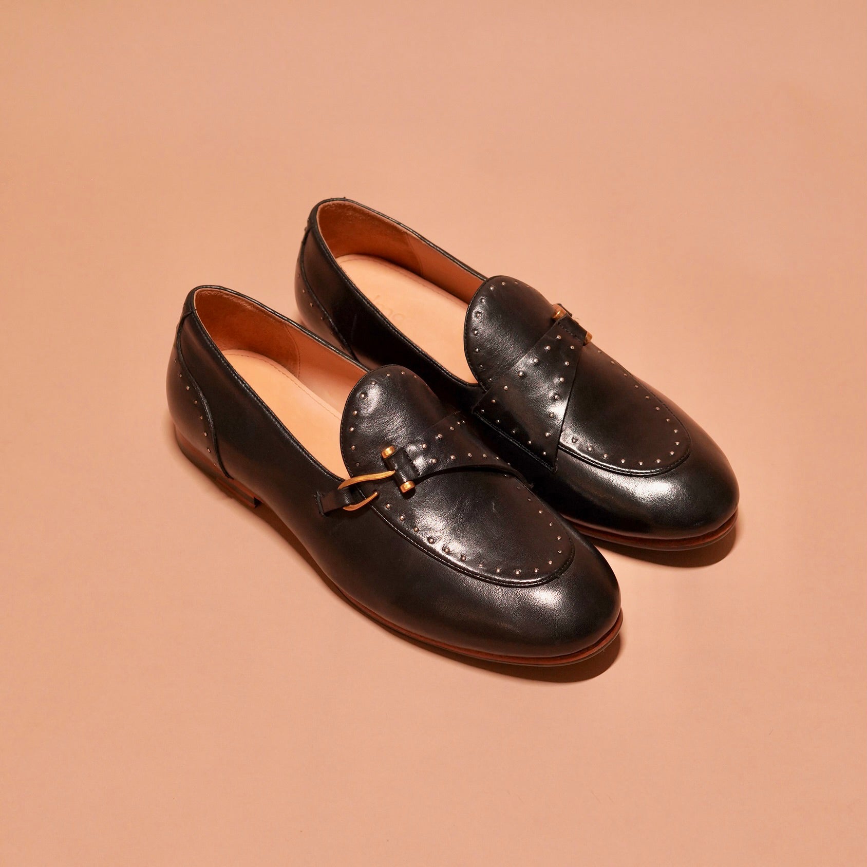 Front view of Motivo Nero Riveto highlighting the unique hook accessory.