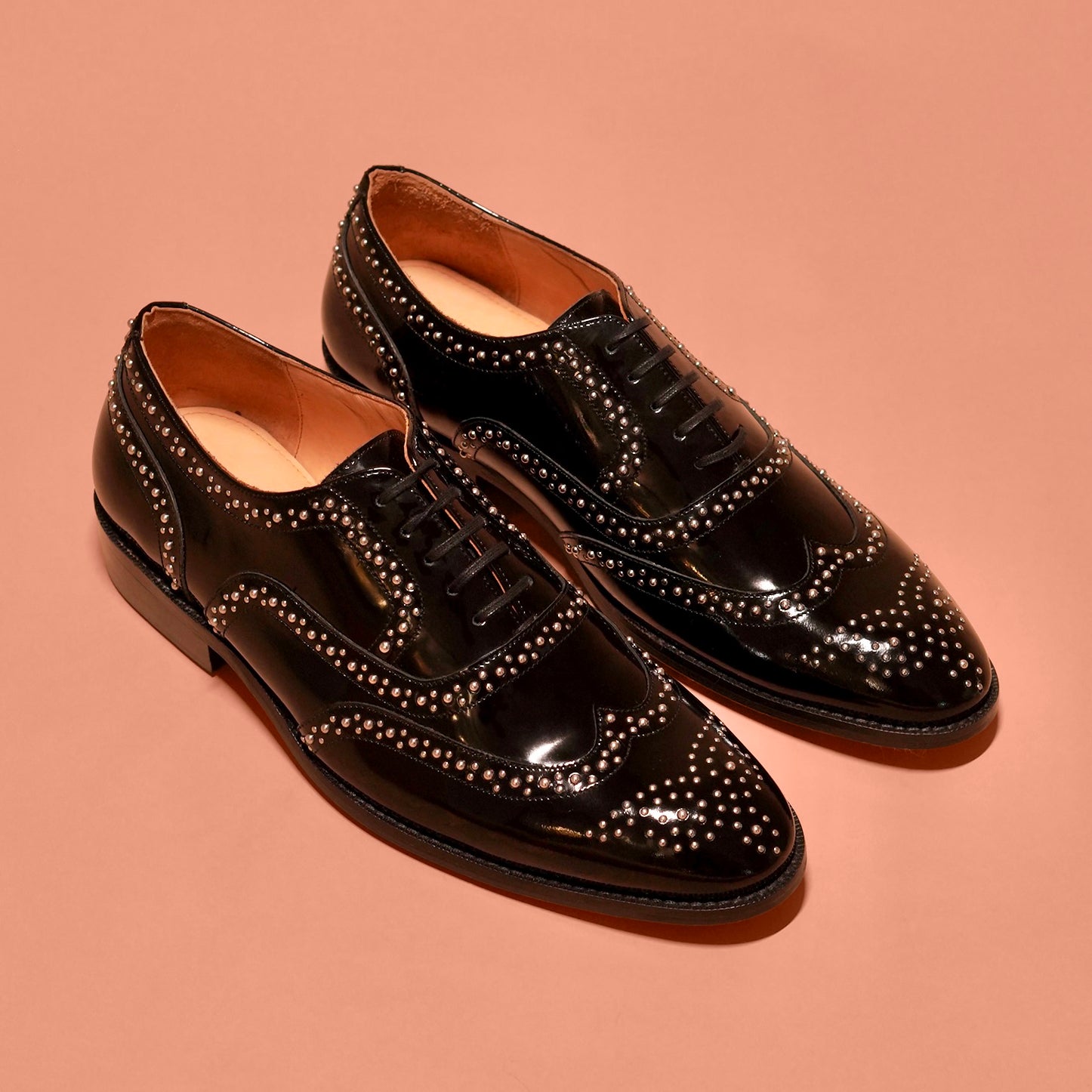 Broguo Riveto | Black patent leather riveted Oxfords