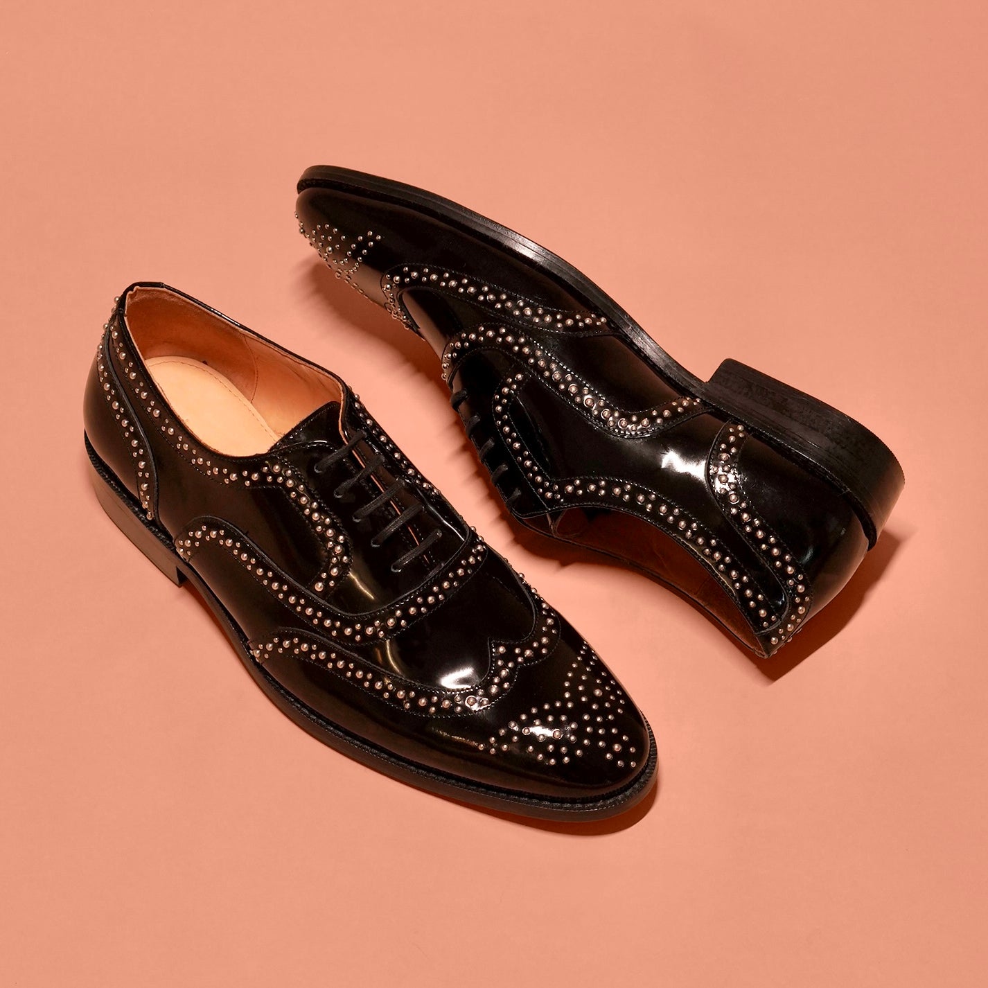Broguo Riveto | Black patent leather riveted Oxfords