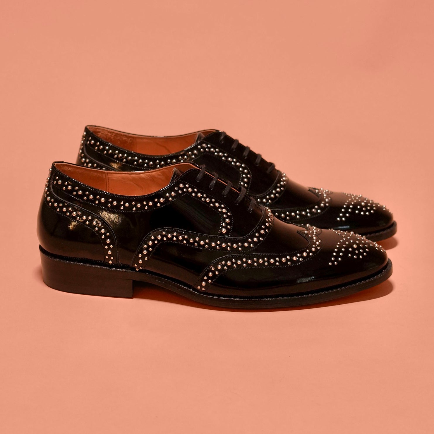 Broguo Riveto | Black patent leather riveted Oxfords