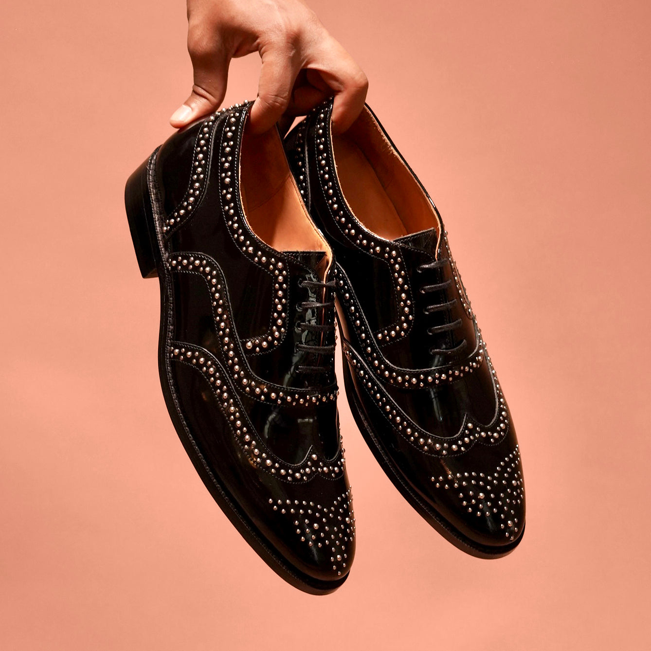 Broguo Riveto | Black patent leather riveted Oxfords