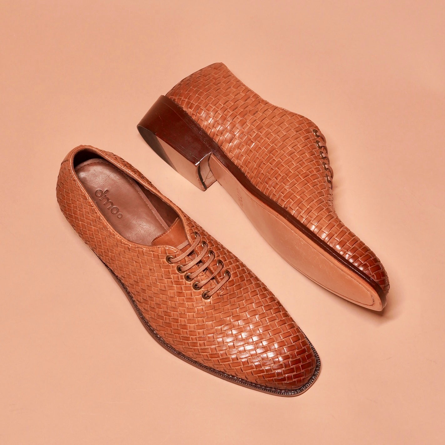 Detailed craftsmanship of Alto Tesso tan weave leather Oxford.