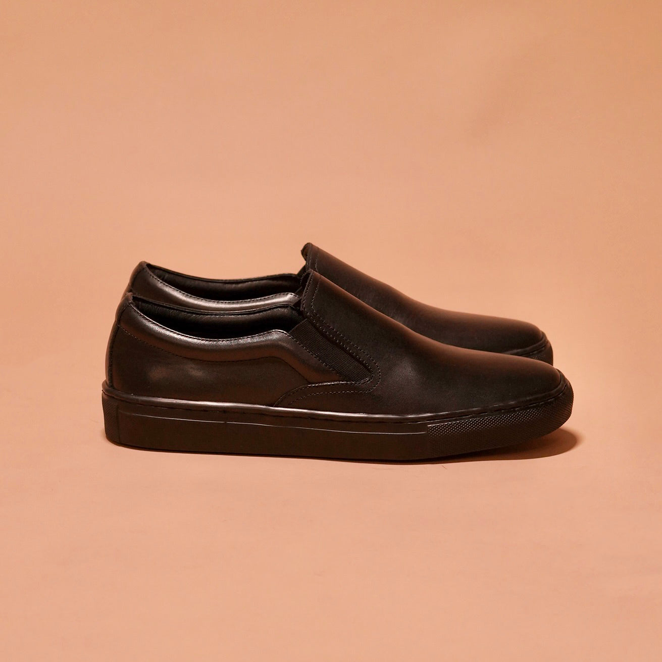 Side view of Scarpo Nero showcasing the full-grain leather and sleek design.