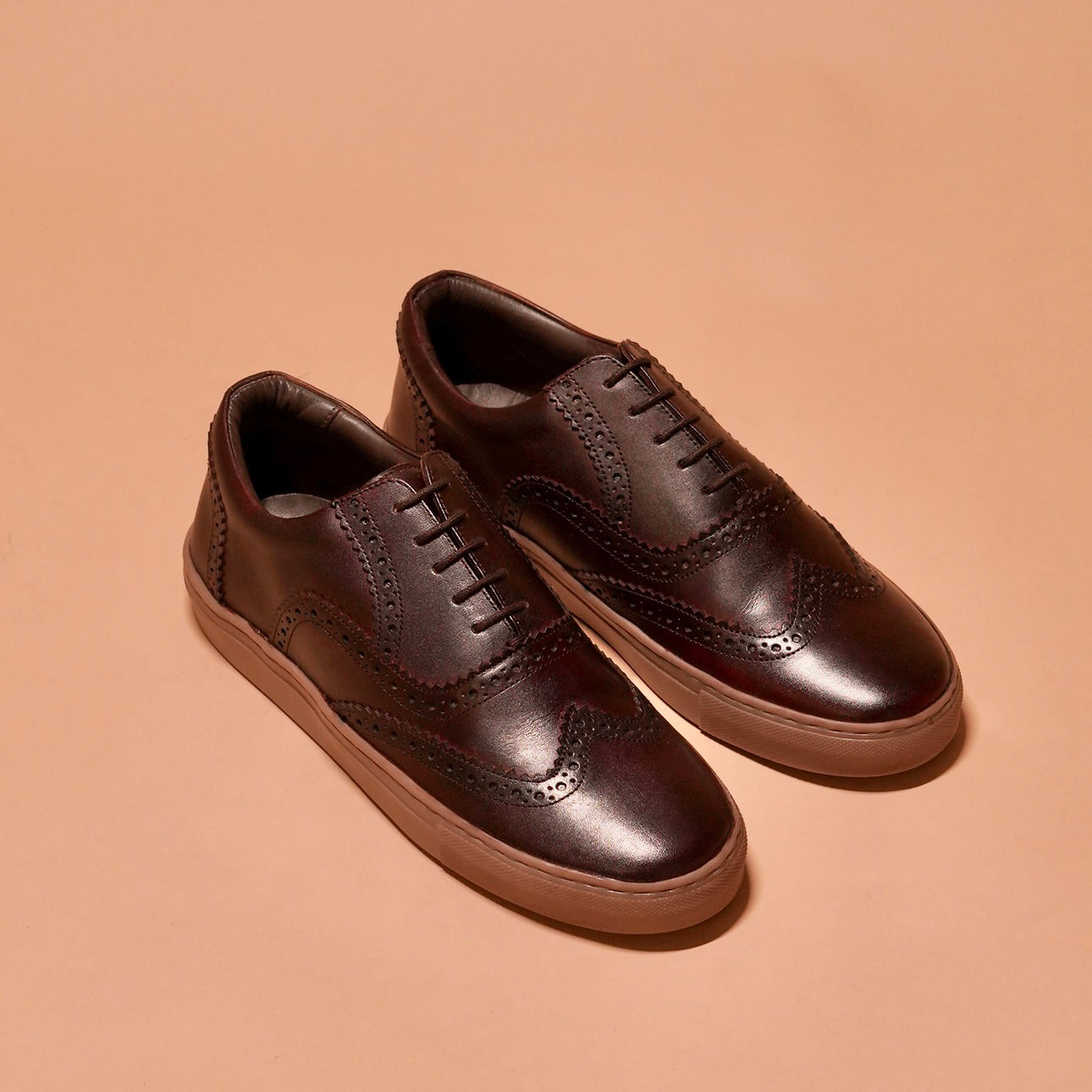 Front view of Fresco Marrone highlighting the full wingtip pattern.