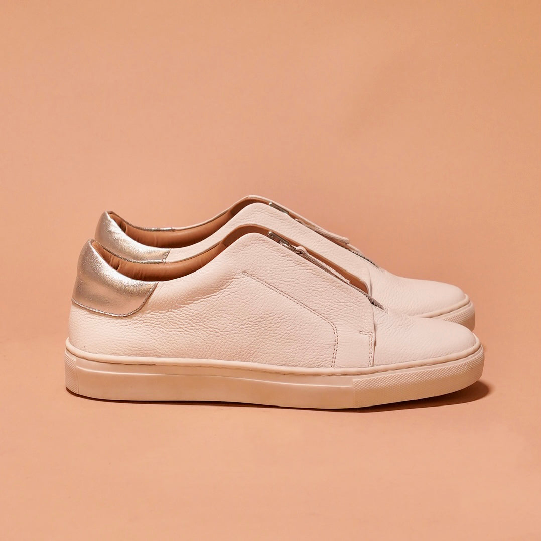 Side view of Pigro Bianco showcasing the soft mild leather and cushioned footbed.