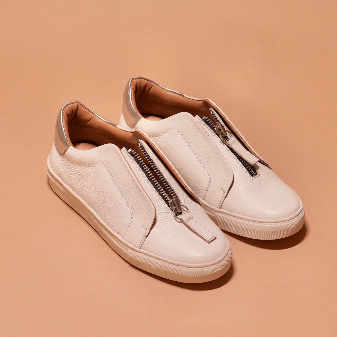 Pigro Bianco paired with casual outfits for a convenient and stylish look.