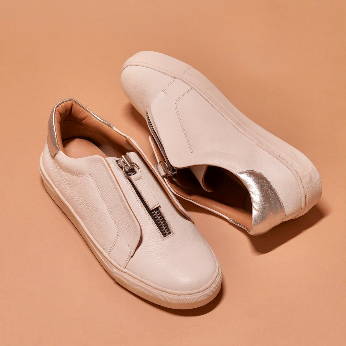 Close-up of Pigro Bianco's customizable silver leather toe accent.