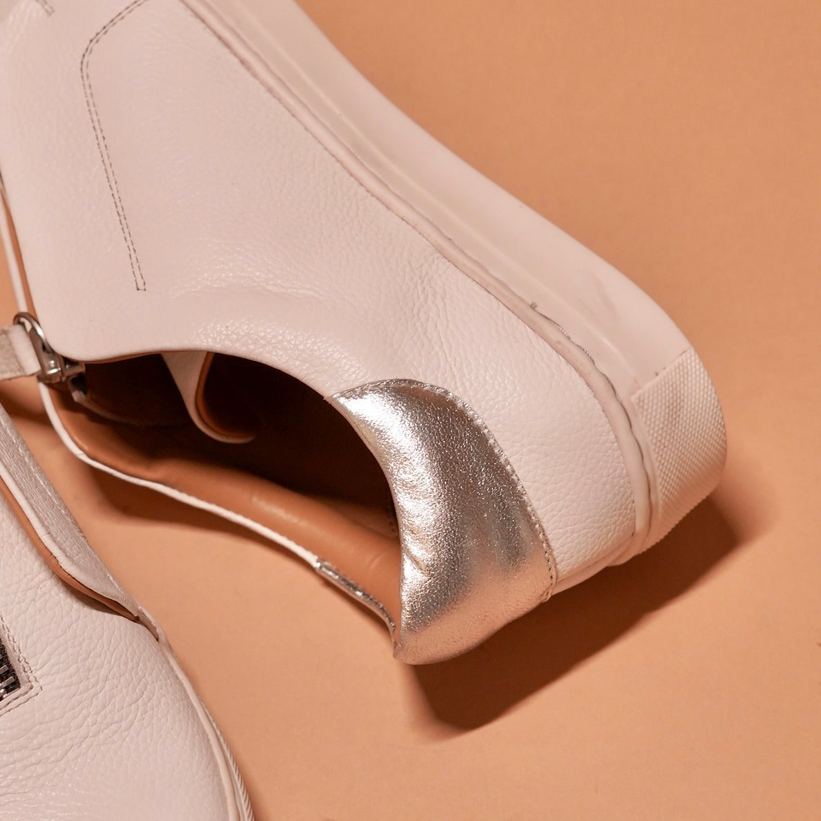 Close-up of Pigro Bianco's customizable silver leather toe accent.